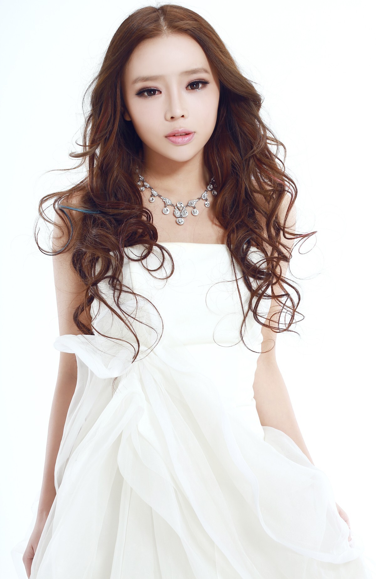 裴紫绮 最新2013《白色诱惑》写真高清大图  白色礼服