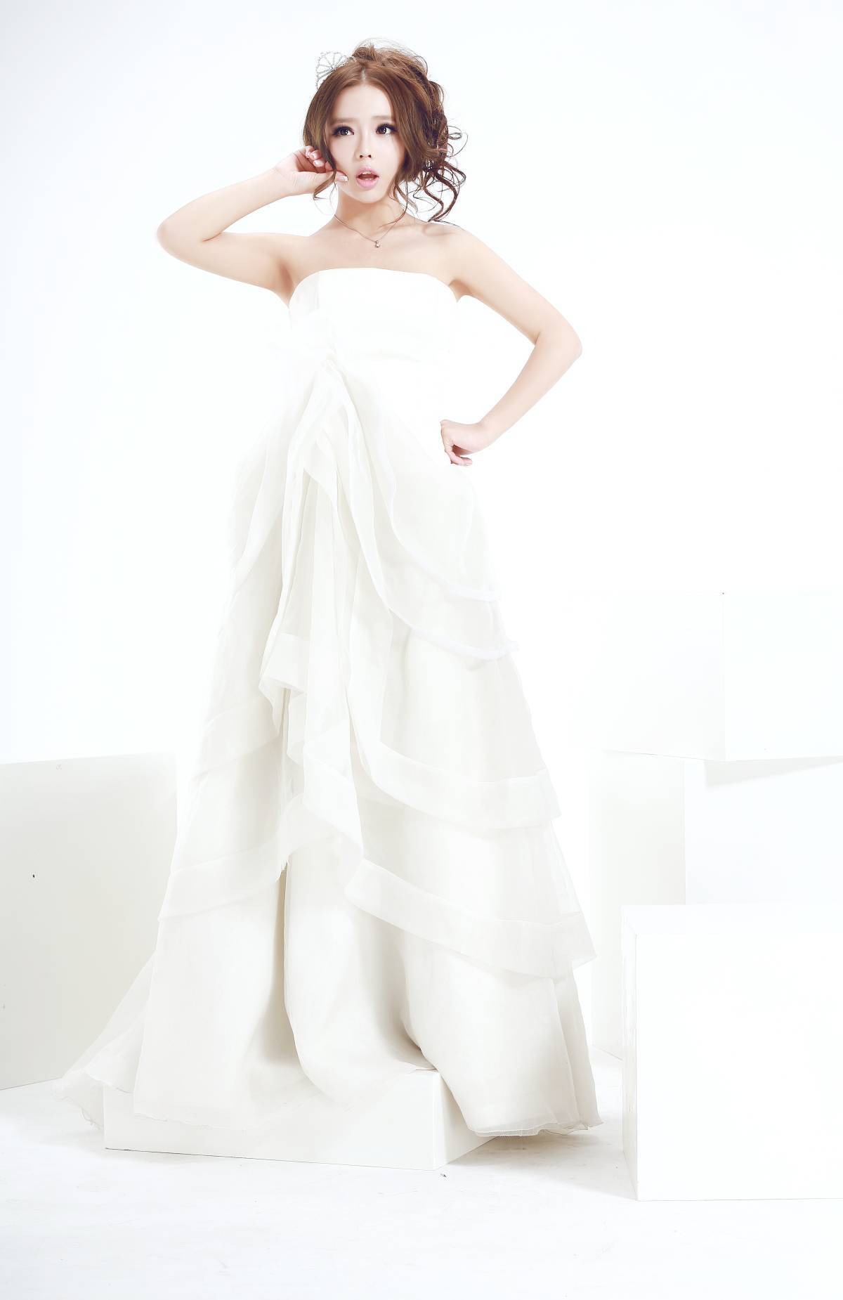 裴紫绮 最新2013《白色诱惑》写真高清大图  白色礼服