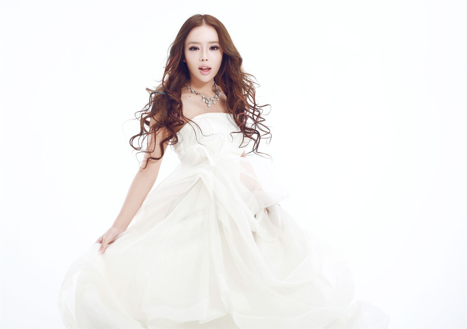 裴紫绮 最新2013《白色诱惑》写真高清大图  白色礼服