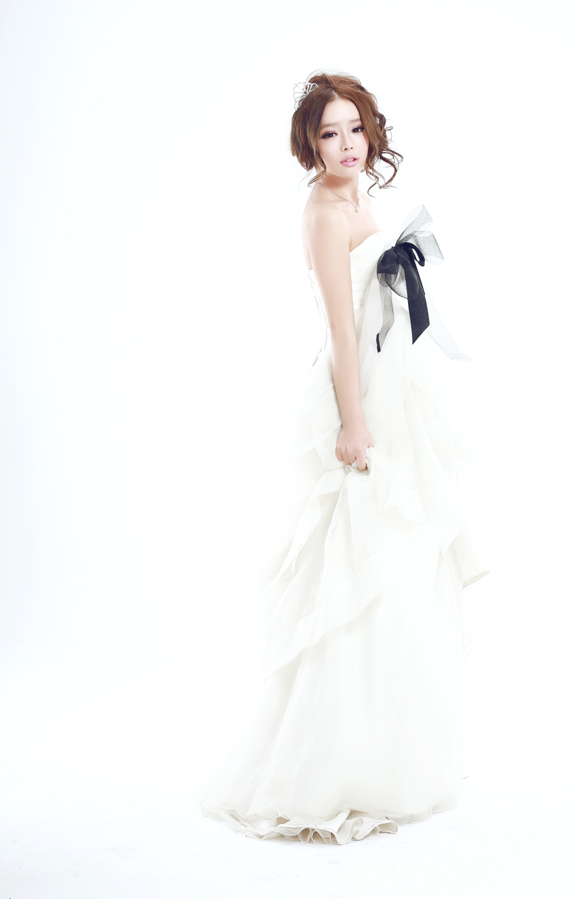 裴紫绮 最新2013《白色诱惑》写真高清大图  白色礼服