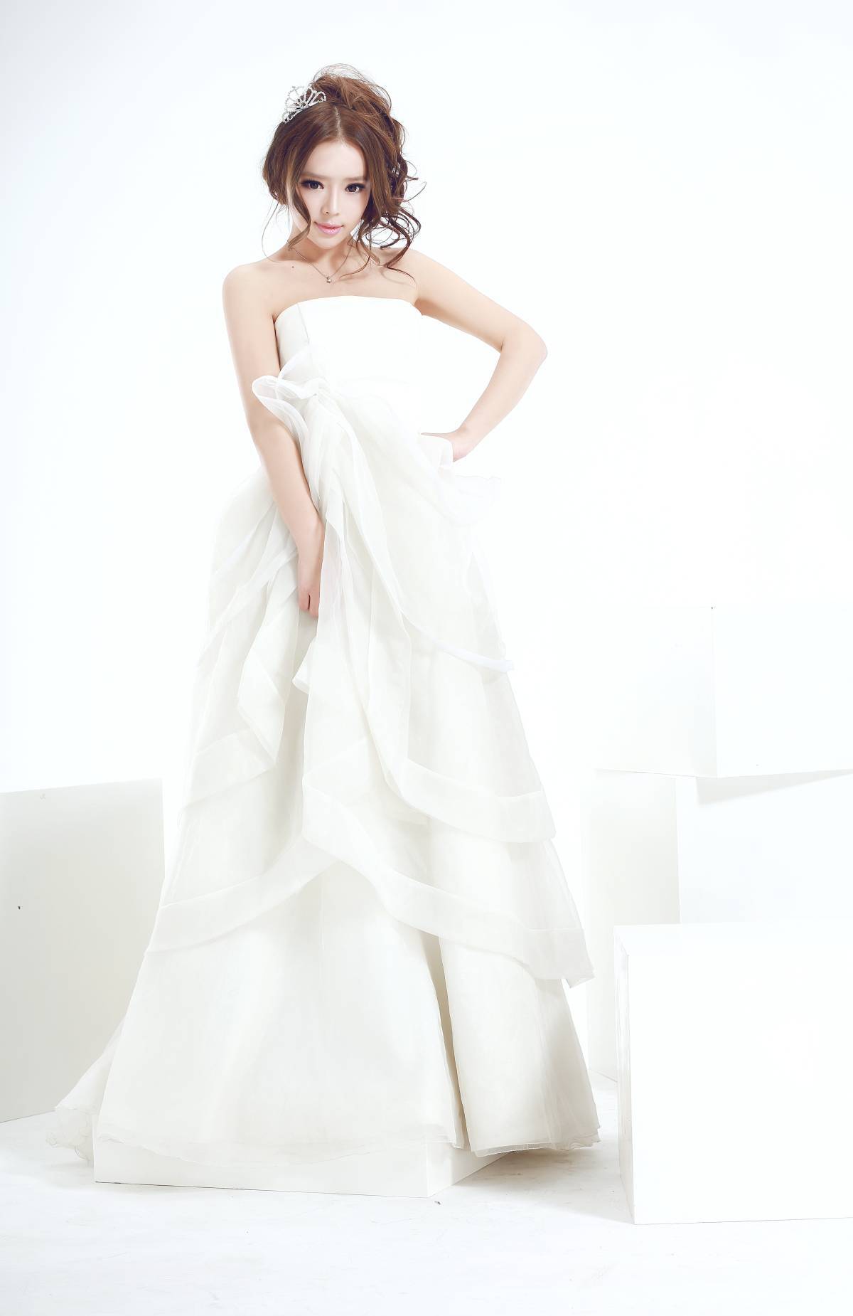 裴紫绮 最新2013《白色诱惑》写真高清大图  白色礼服