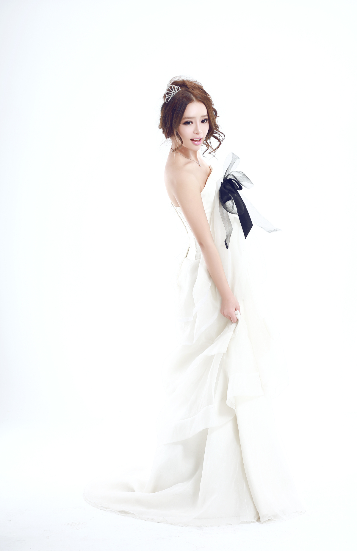 裴紫绮 最新2013《白色诱惑》写真高清大图  白色礼服