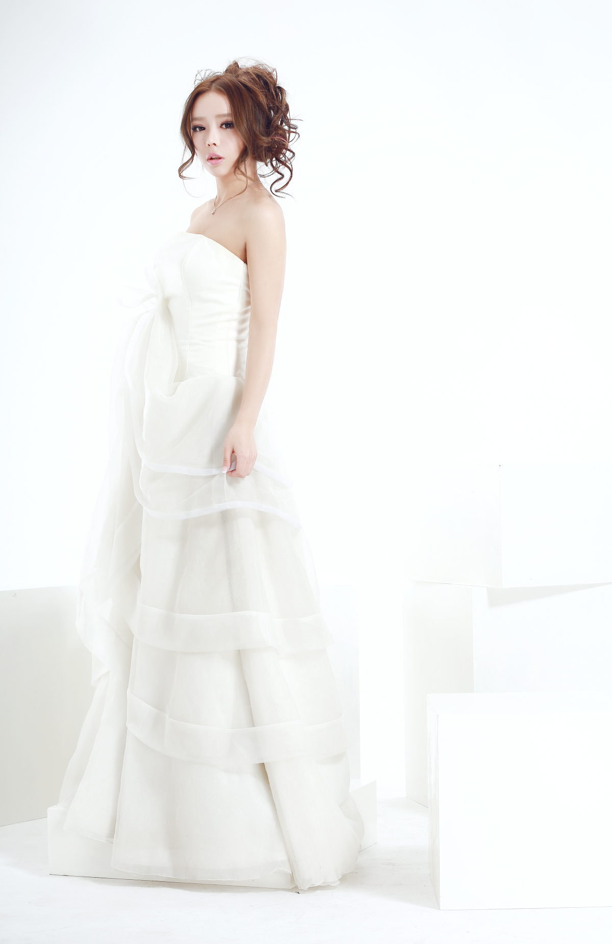 裴紫绮 最新2013《白色诱惑》写真高清大图  白色礼服