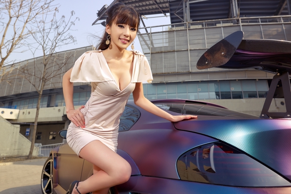 野性豹纹女　模特刘雅涵性感曲线　妖娆丰盈美女坐拥奔驰