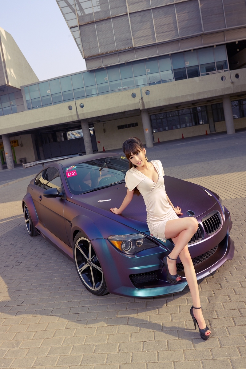 野性豹纹女　模特刘雅涵性感曲线　妖娆丰盈美女坐拥奔驰