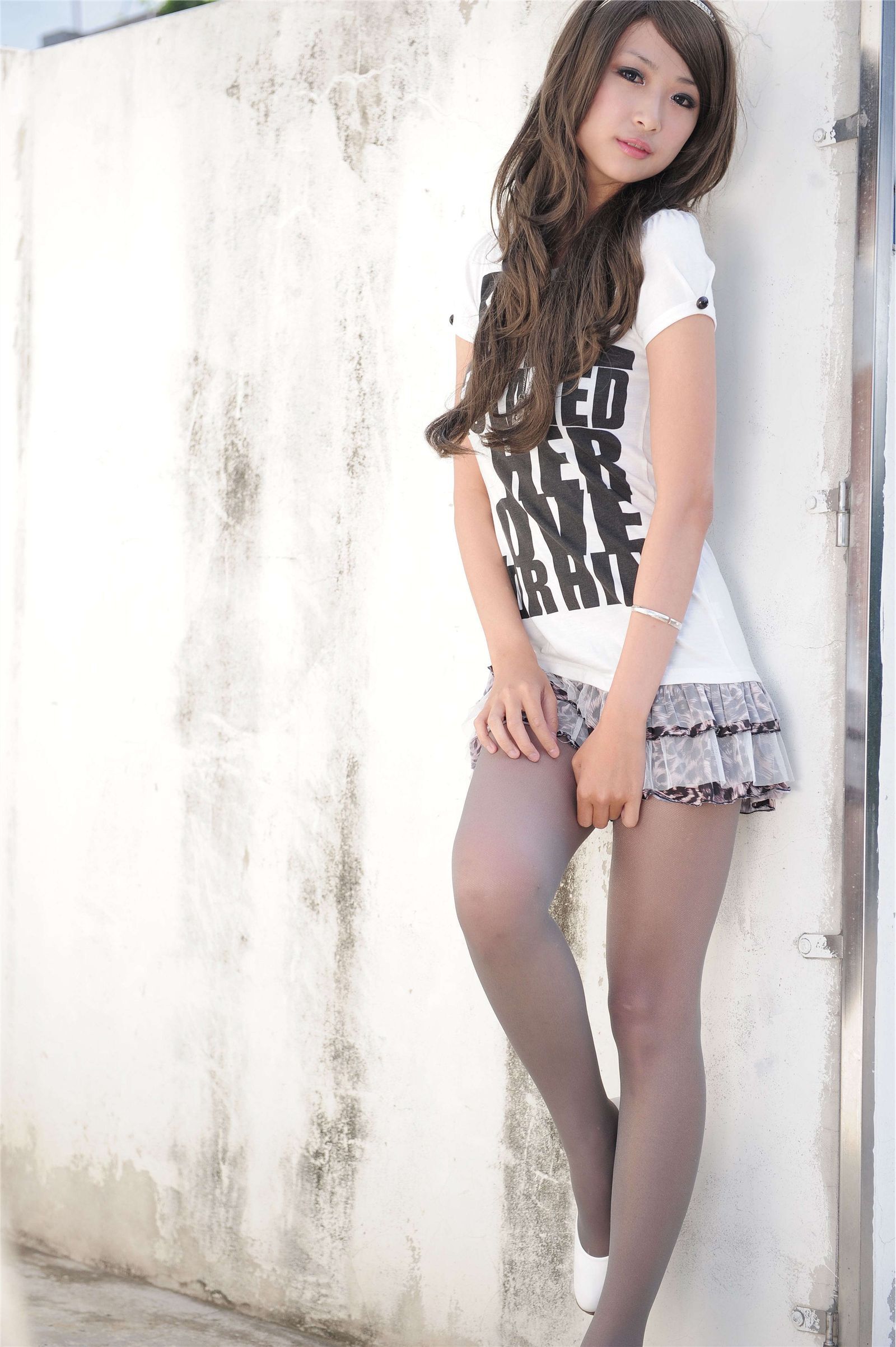 小芭灰丝美腿外拍原图版 国产高清美女图片