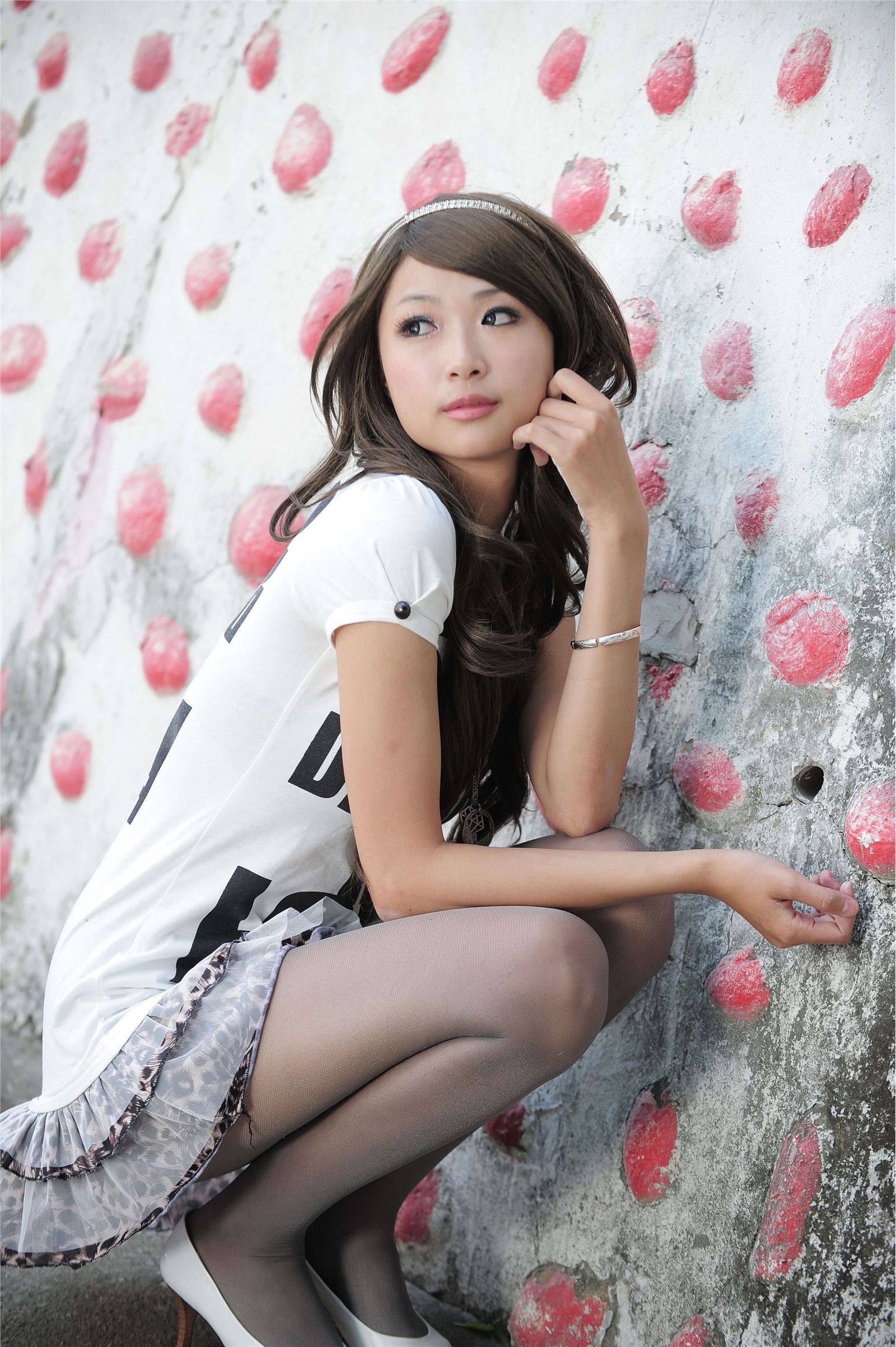 小芭灰丝美腿外拍原图版 国产高清美女图片