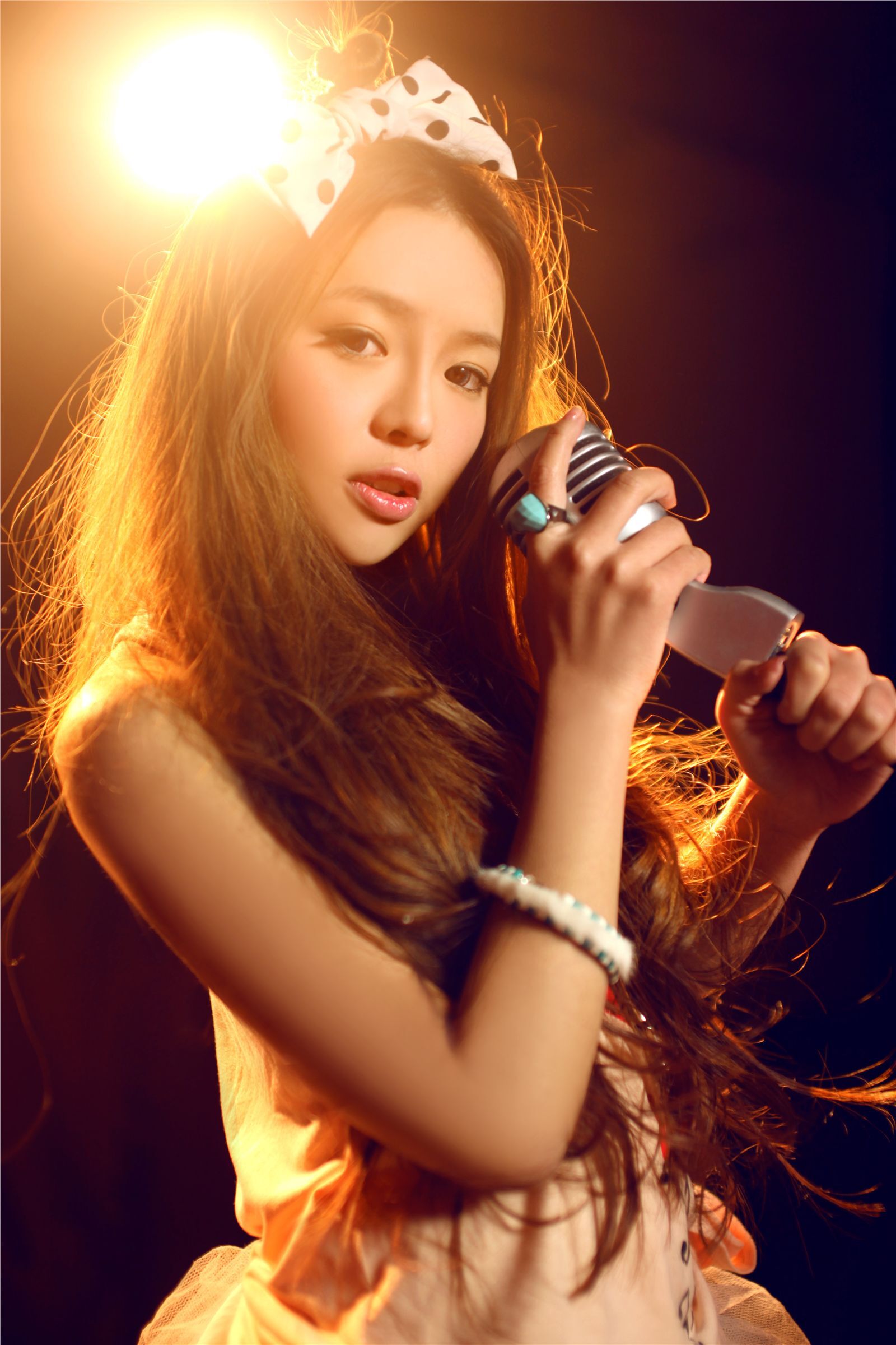 90后氧气女生美女裴紫绮2012最新写真　感性公主舞台风