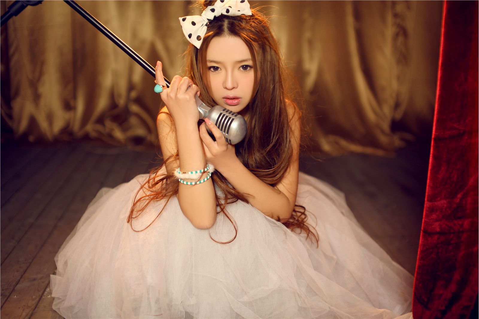 90后氧气女生美女裴紫绮2012最新写真　感性公主舞台风