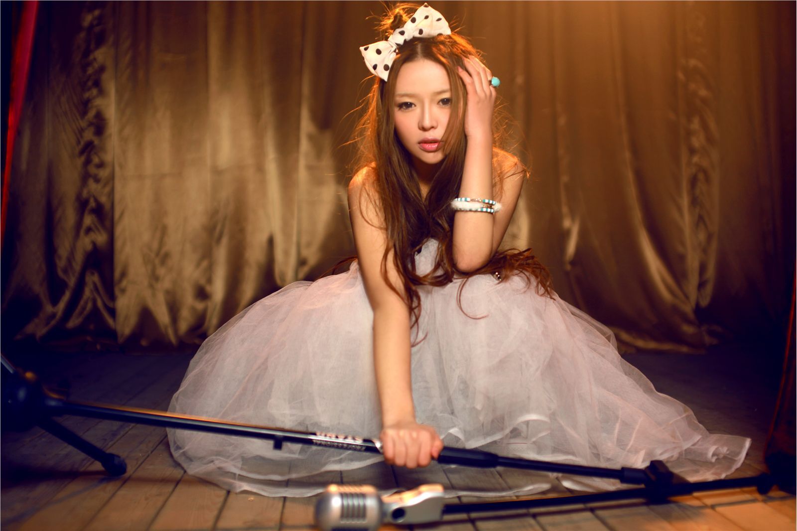 90后氧气女生美女裴紫绮2012最新写真　感性公主舞台风