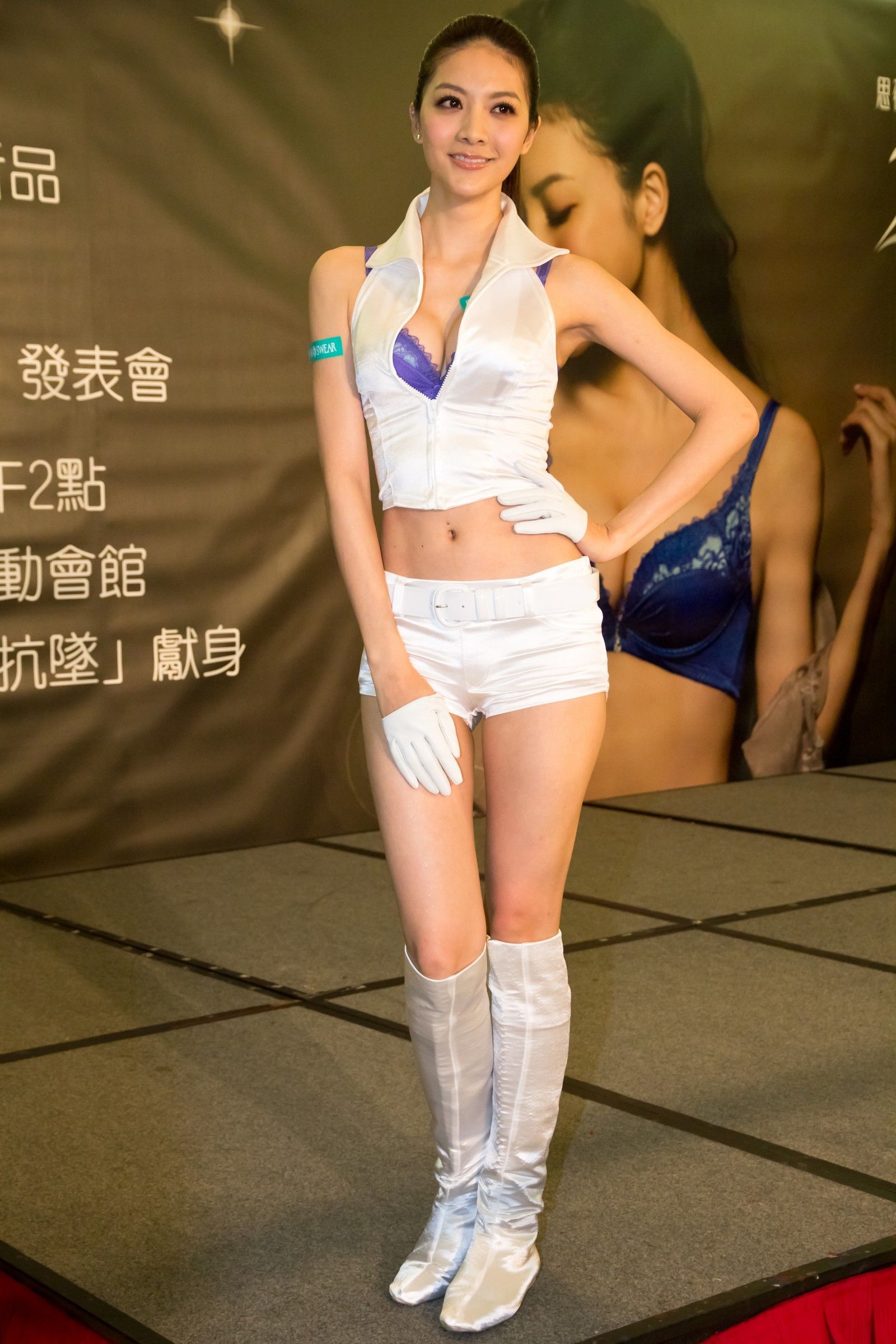 思薇爾吳亞馨 户外写真  展场模特套图