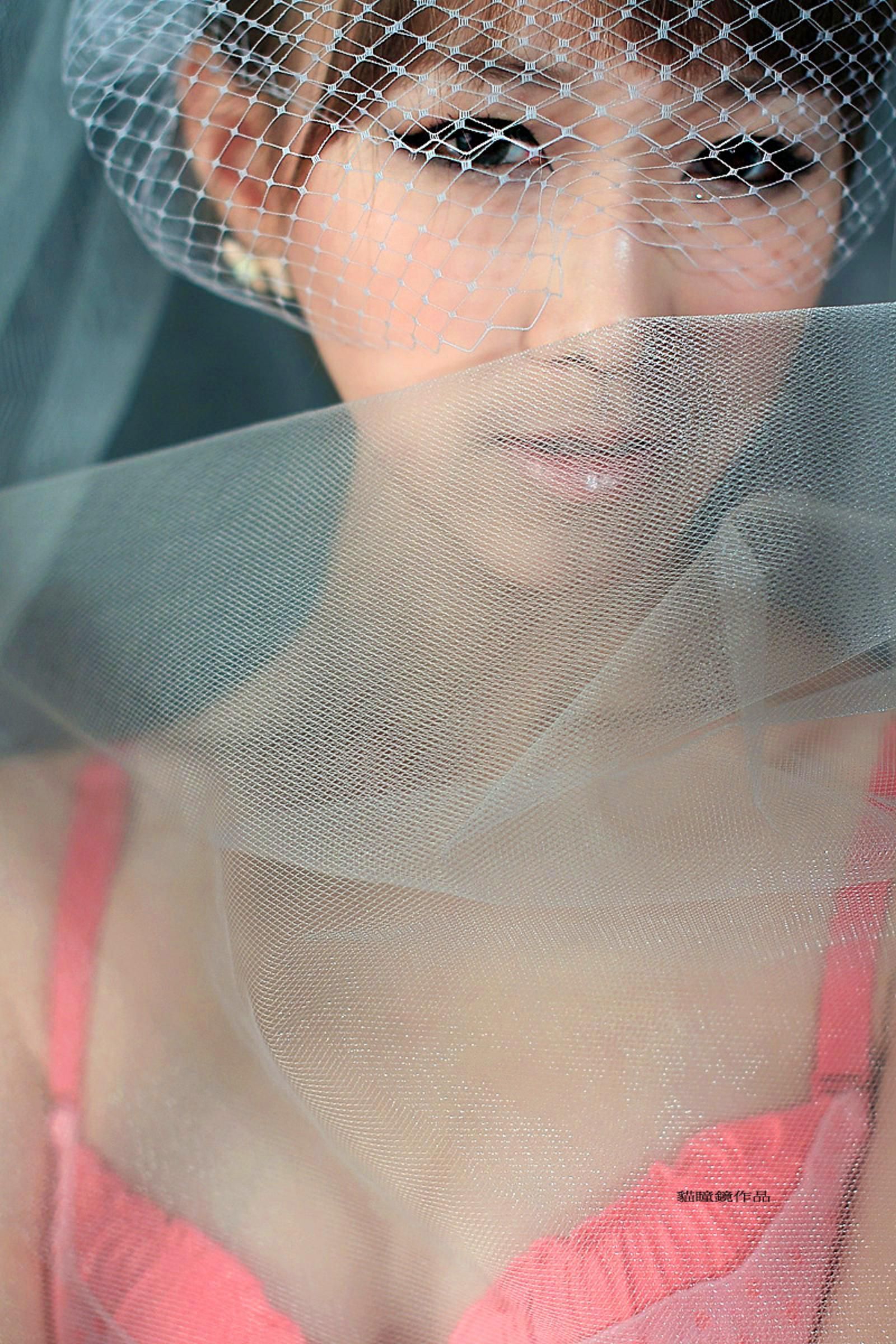 90后美女美半裸内衣婚纱巨幅写真