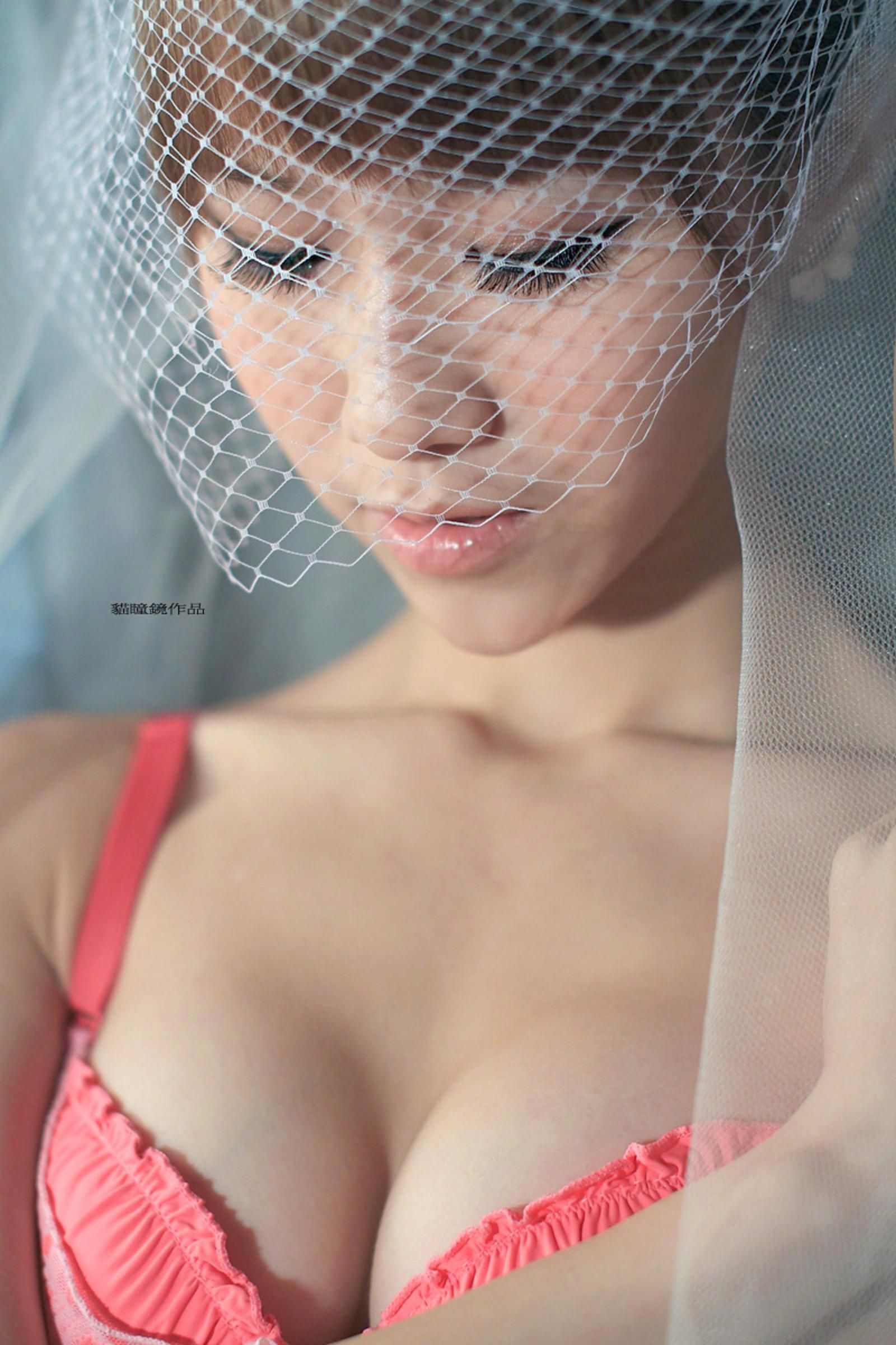 90后美女美半裸内衣婚纱巨幅写真