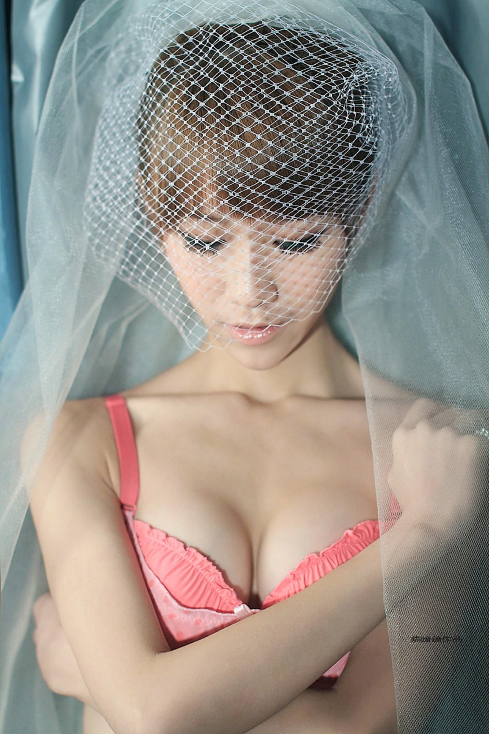 90后美女美半裸内衣婚纱巨幅写真