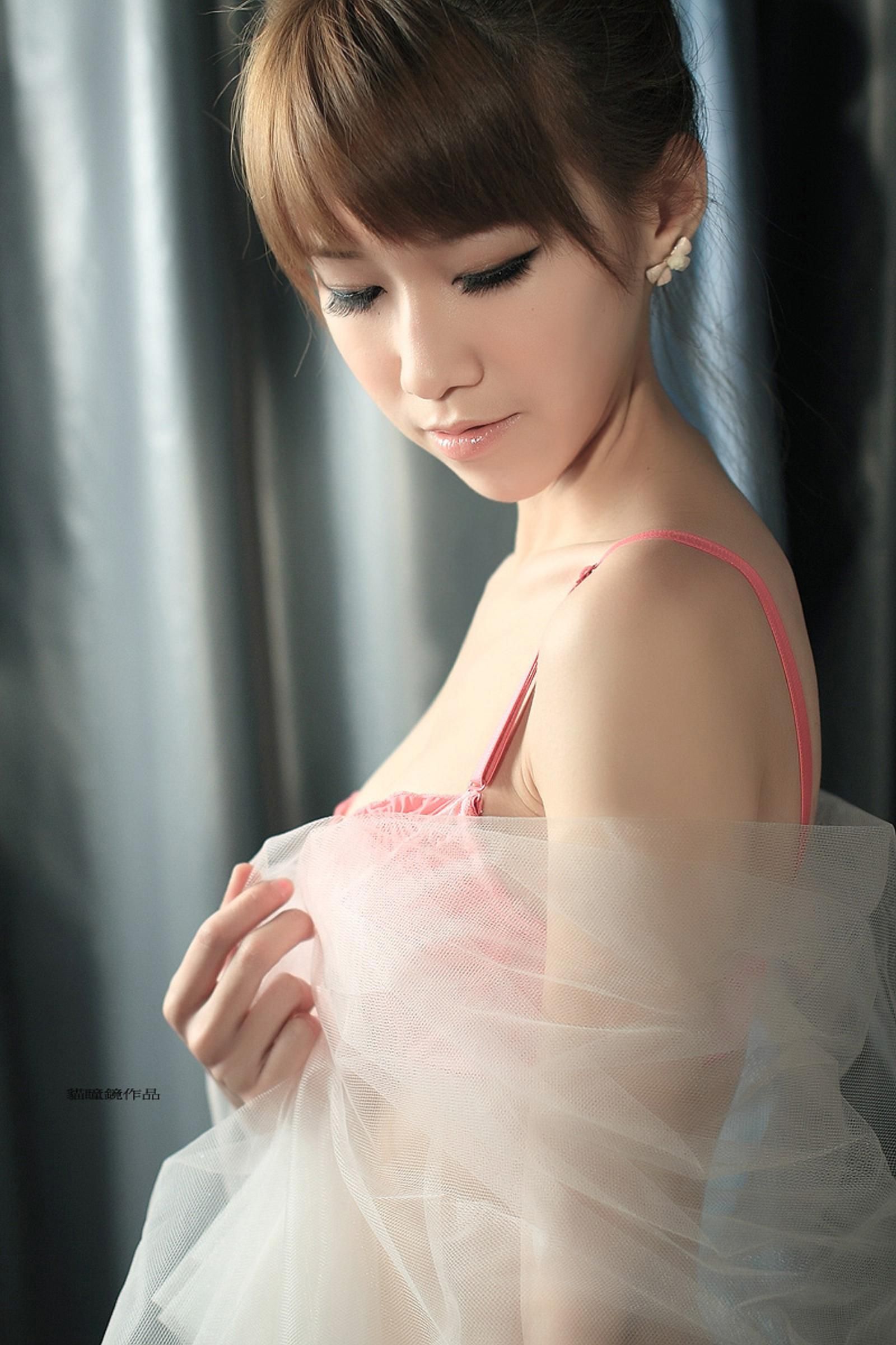 90后美女美半裸内衣婚纱巨幅写真