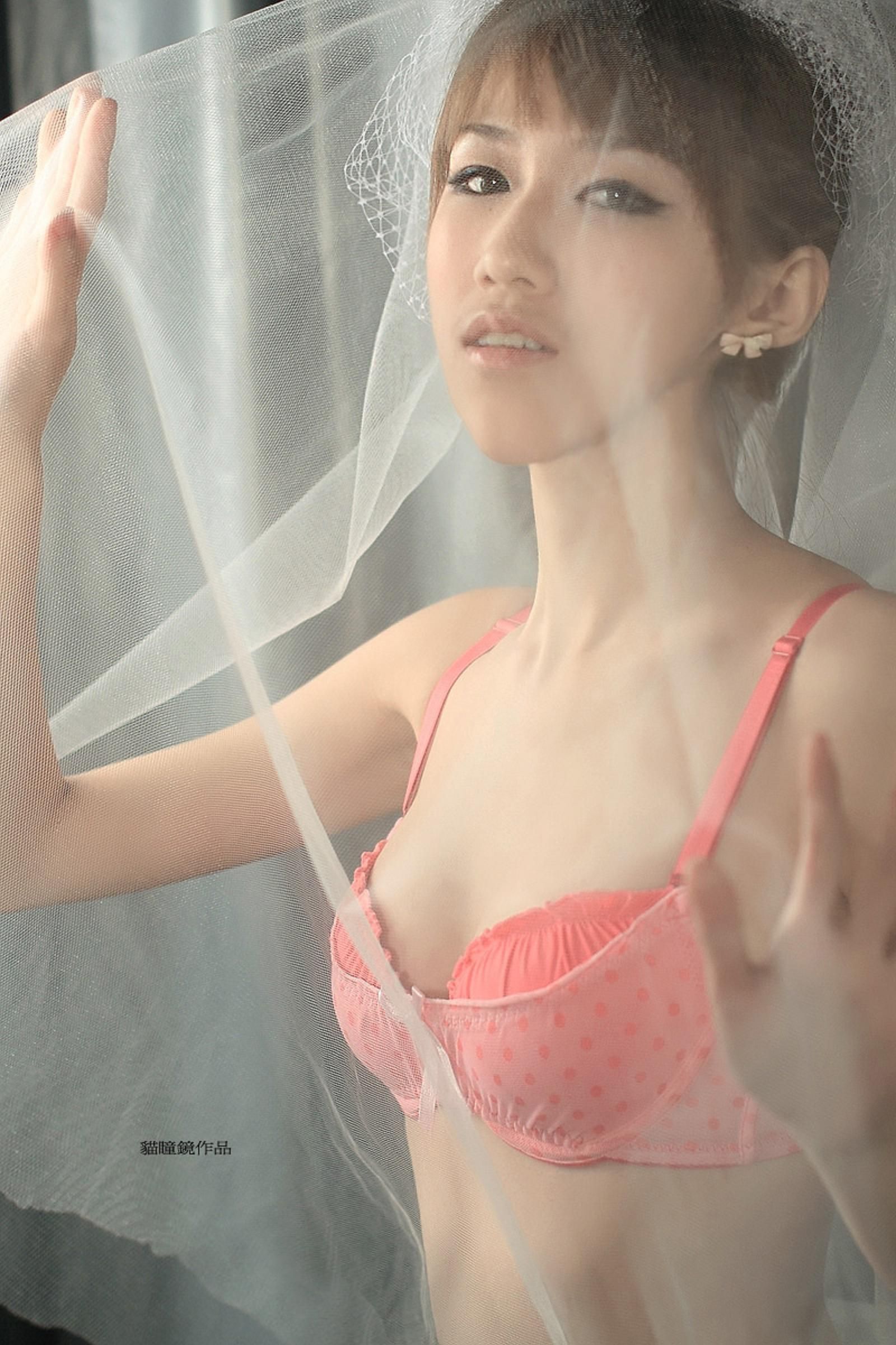 90后美女美半裸内衣婚纱巨幅写真