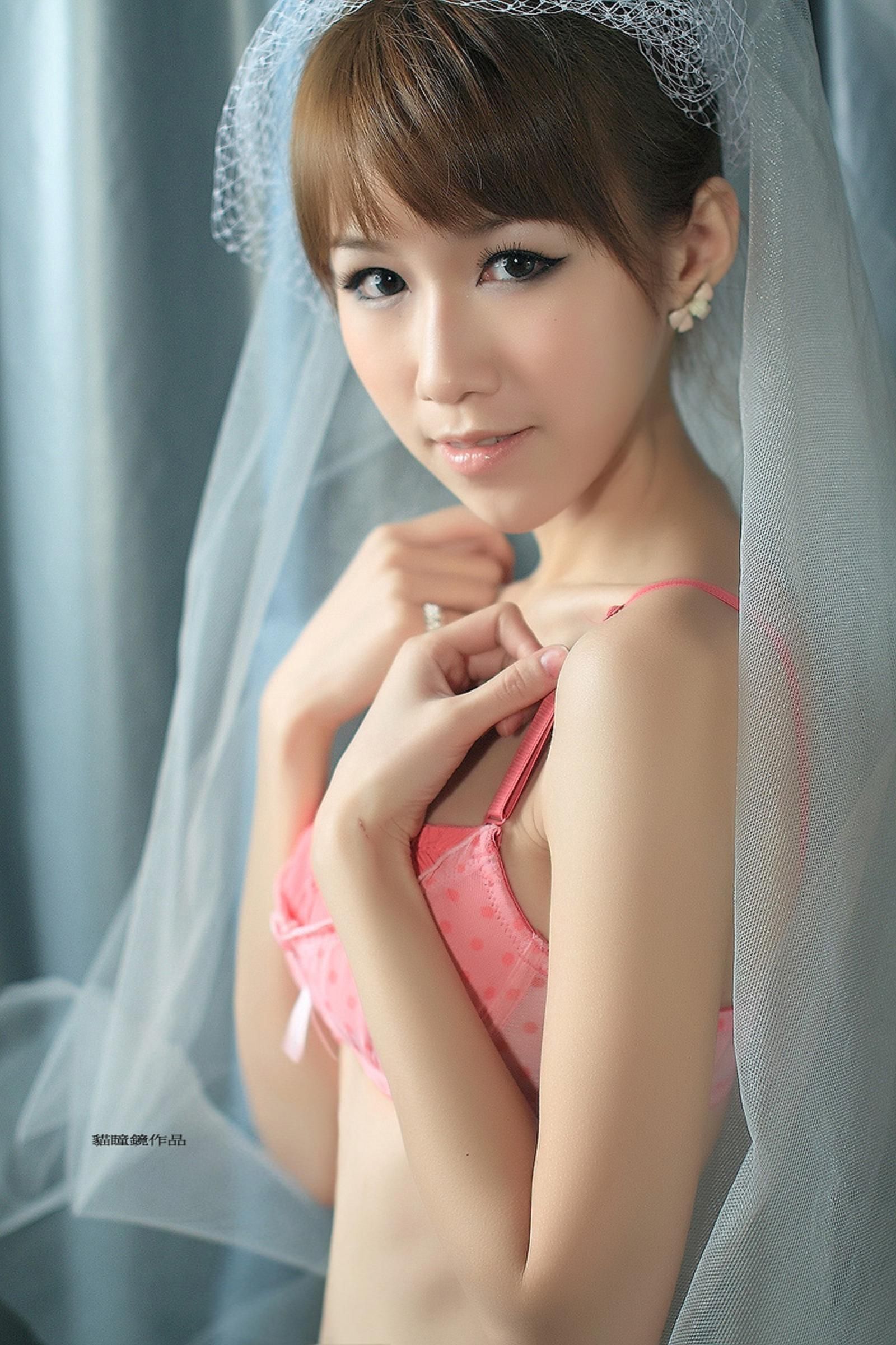 90后美女美半裸内衣婚纱巨幅写真