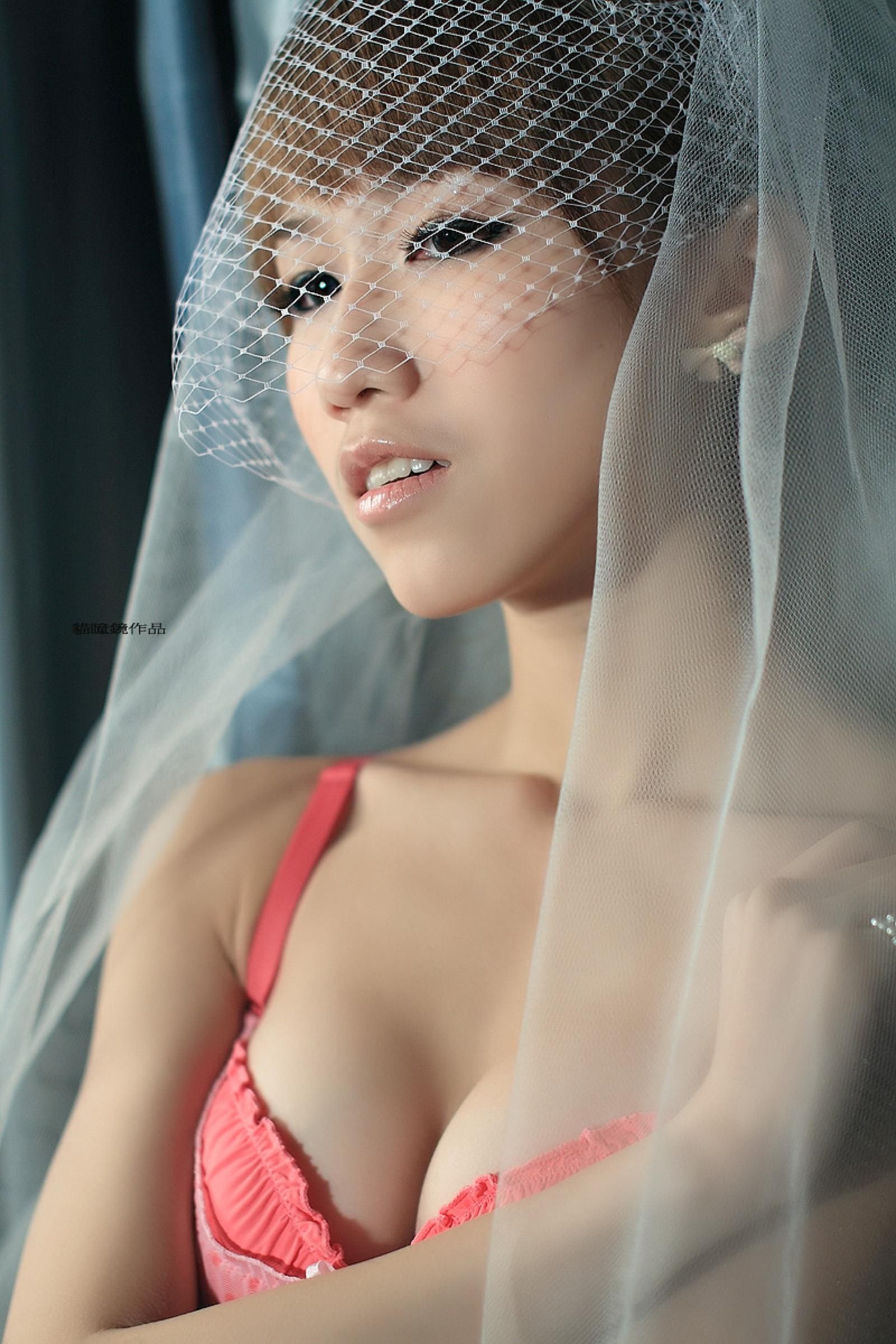 90后美女美半裸内衣婚纱巨幅写真