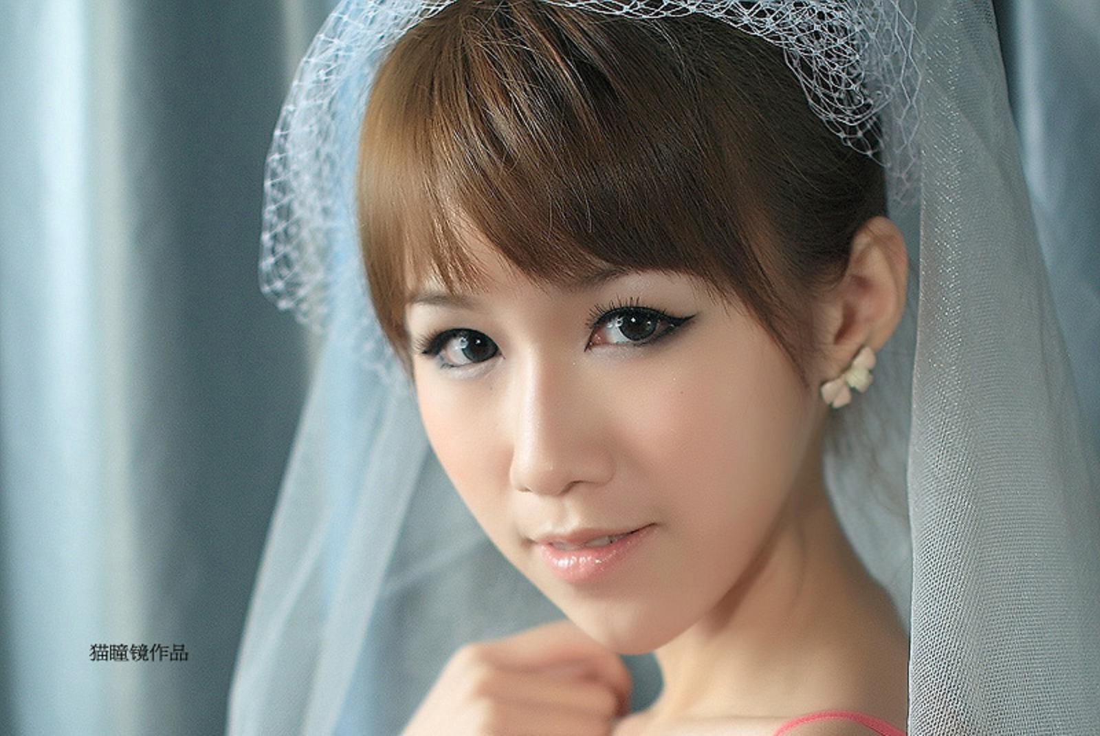 90后美女美半裸内衣婚纱巨幅写真