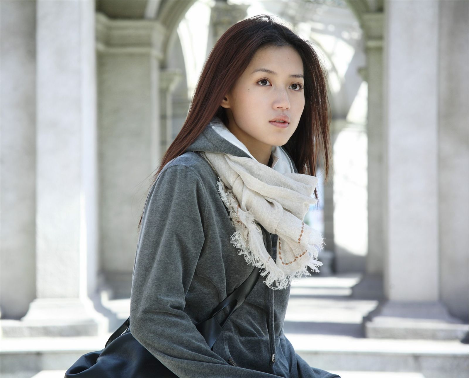 高清美女　张嫣苏青　红与白超高清大图