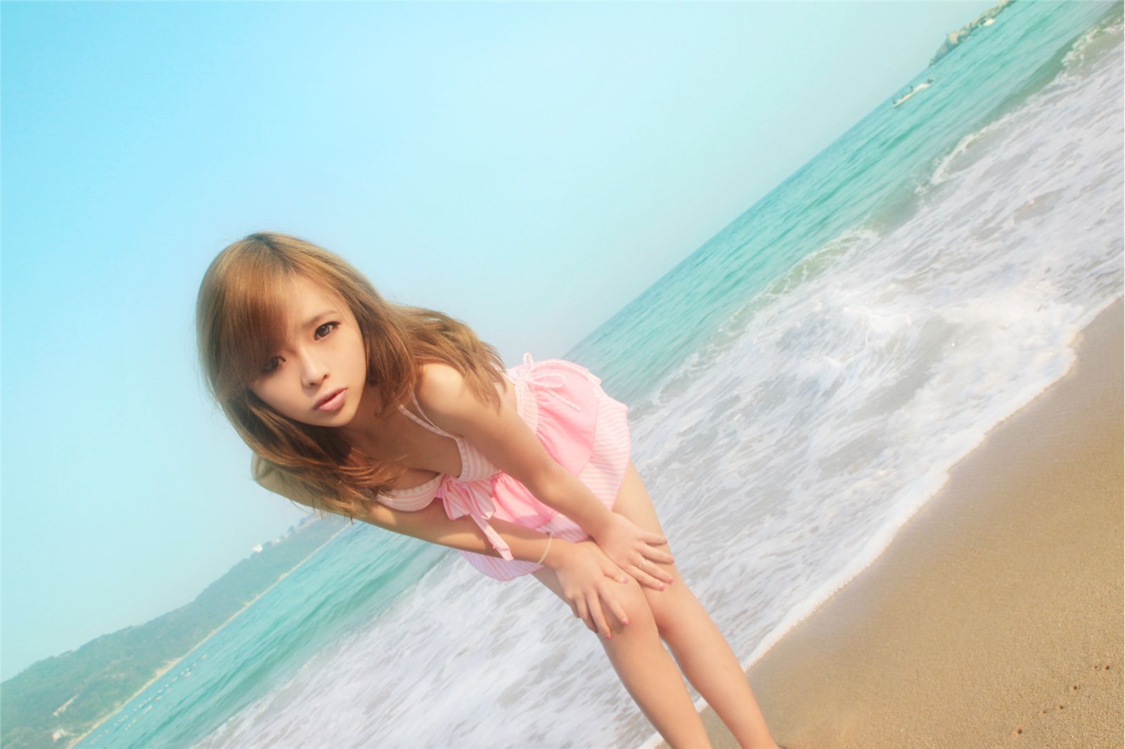 90后氧气女生裴紫绮沙滩比尼写真　北京美女艺人高清写真