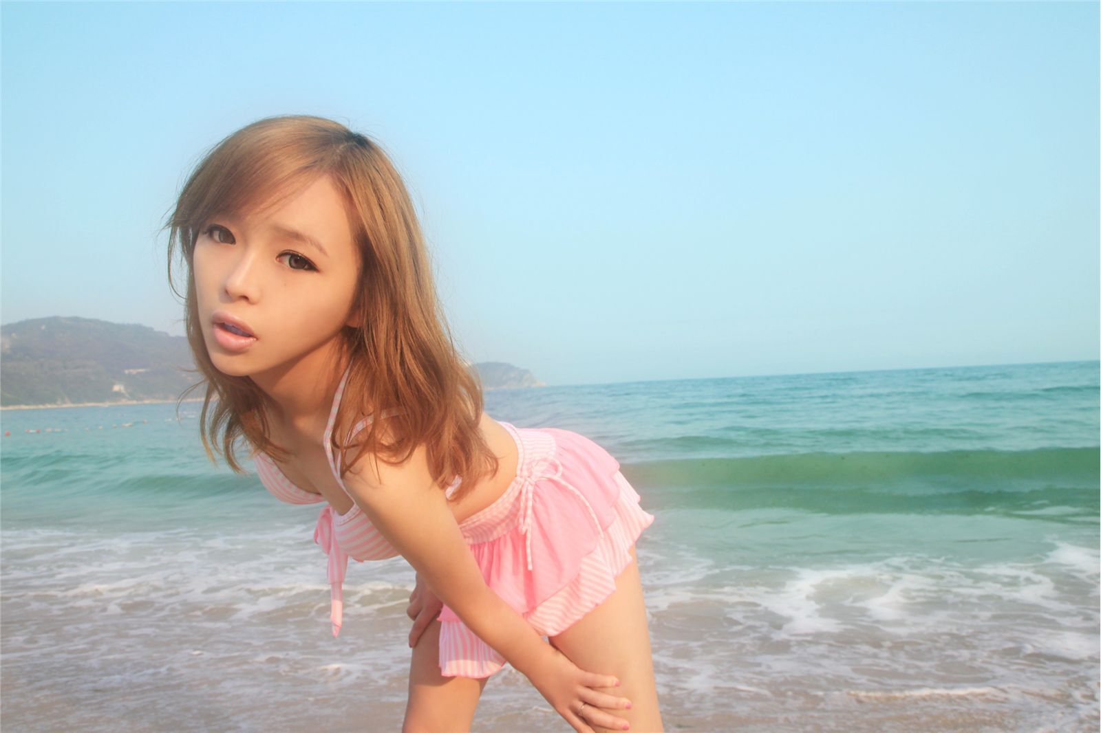 90后氧气女生裴紫绮沙滩比尼写真　北京美女艺人高清写真