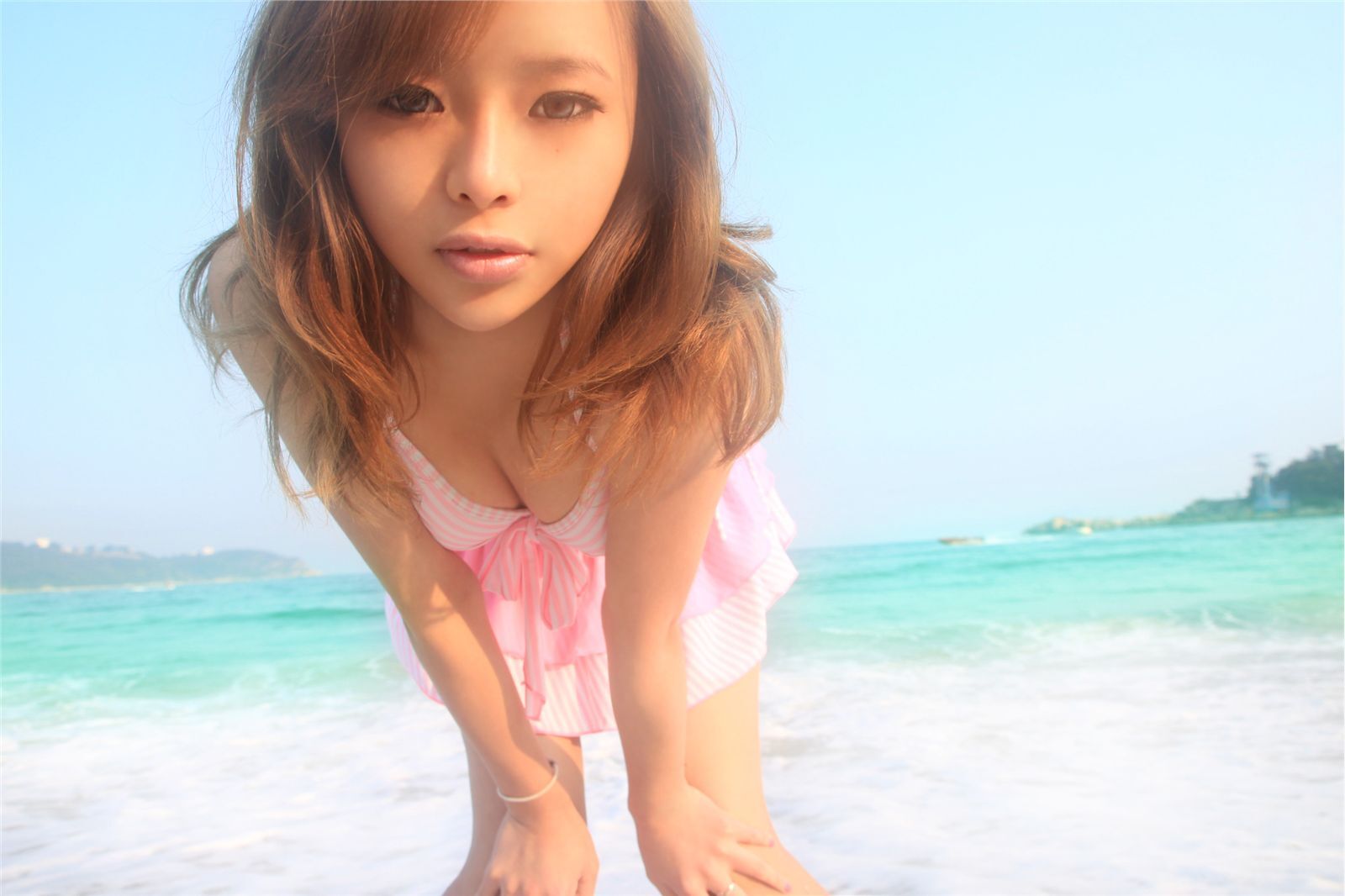 90后氧气女生裴紫绮沙滩比尼写真　北京美女艺人高清写真