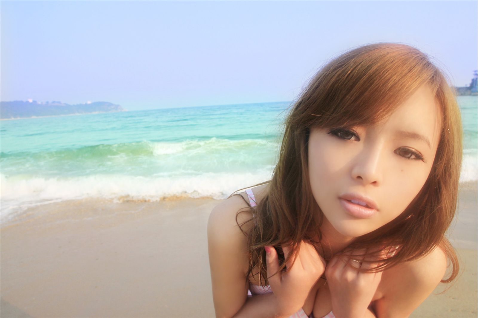 90后氧气女生裴紫绮沙滩比尼写真　北京美女艺人高清写真