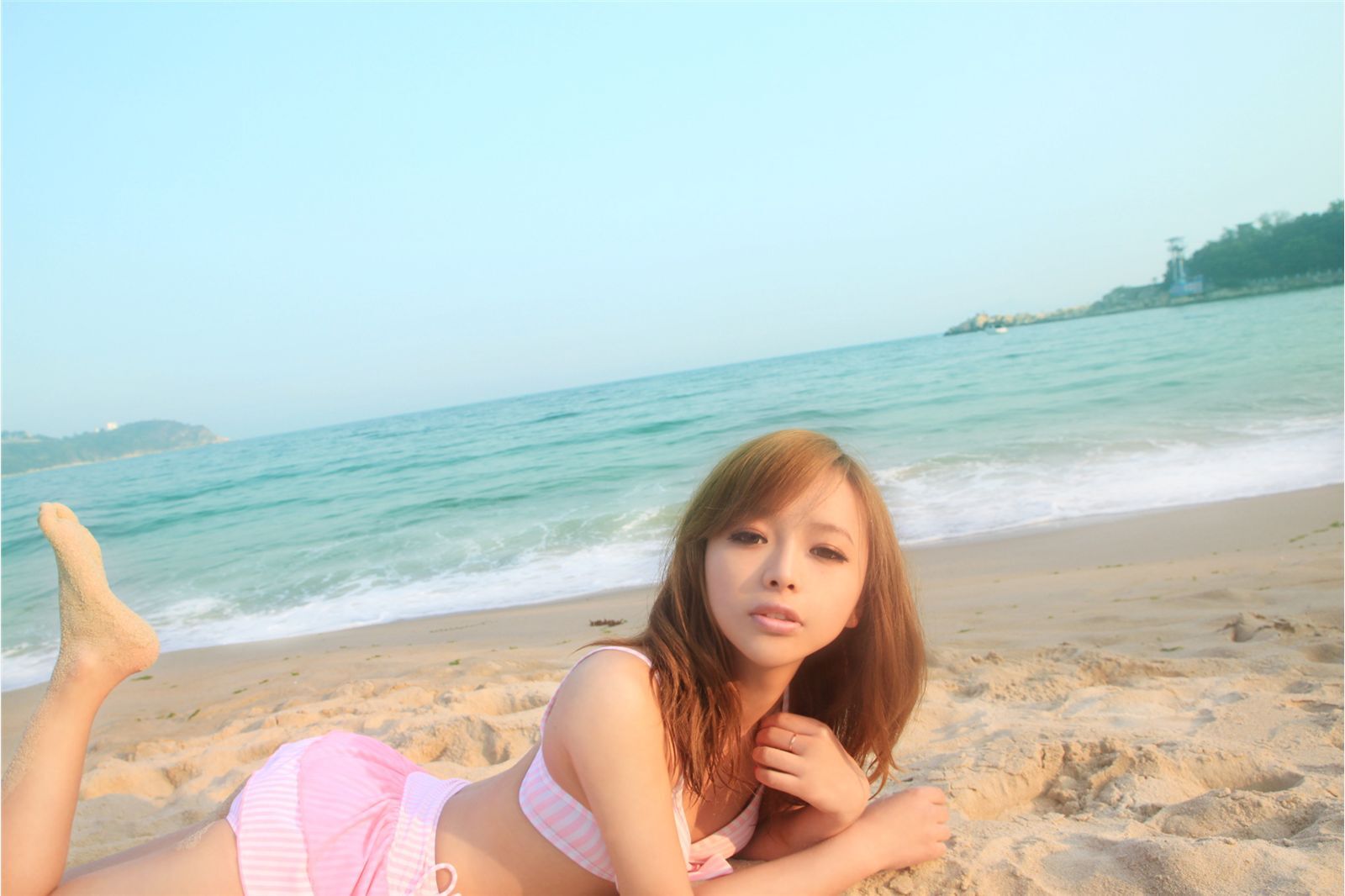 90后氧气女生裴紫绮沙滩比尼写真　北京美女艺人高清写真