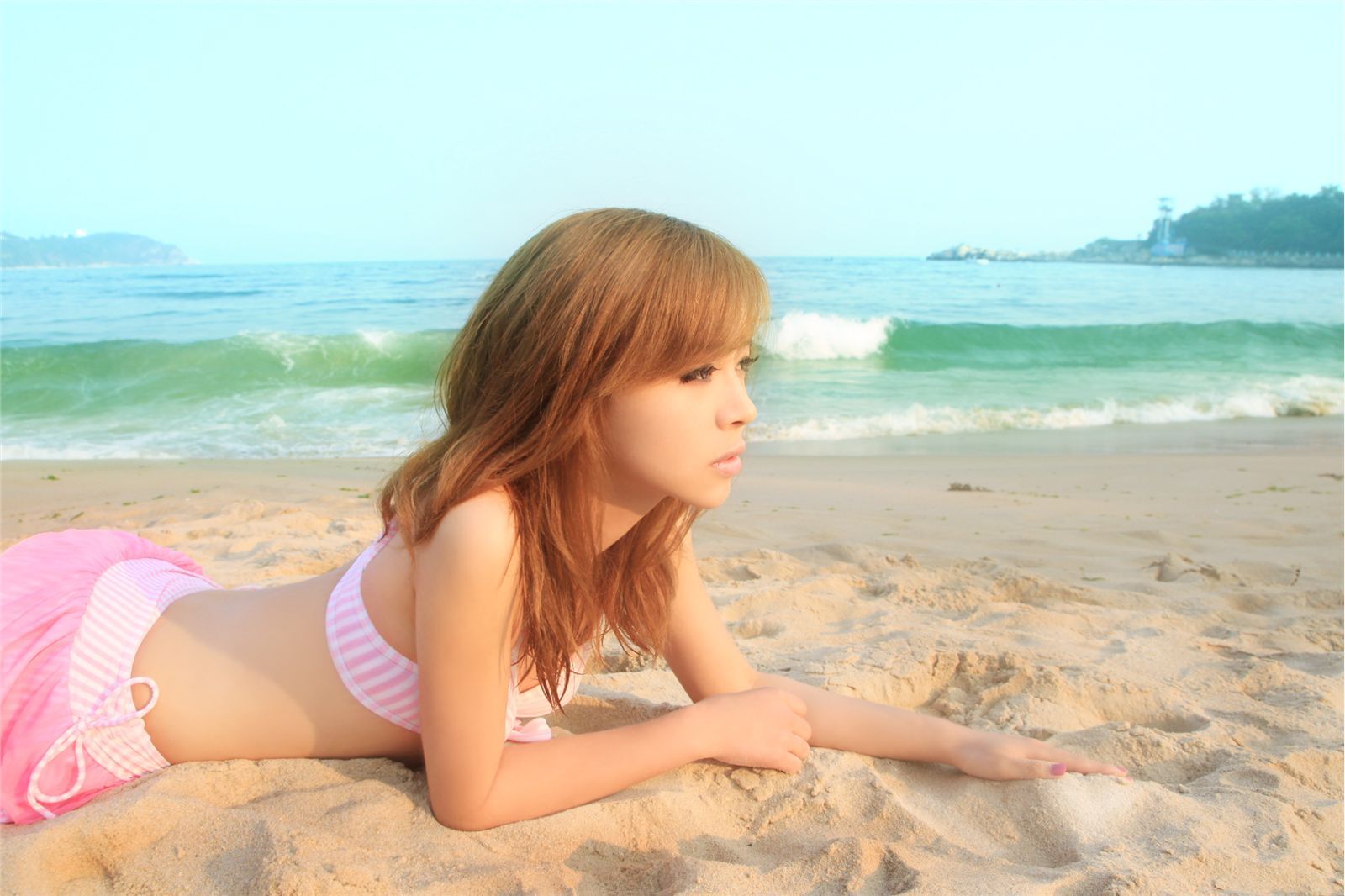 90后氧气女生裴紫绮沙滩比尼写真　北京美女艺人高清写真