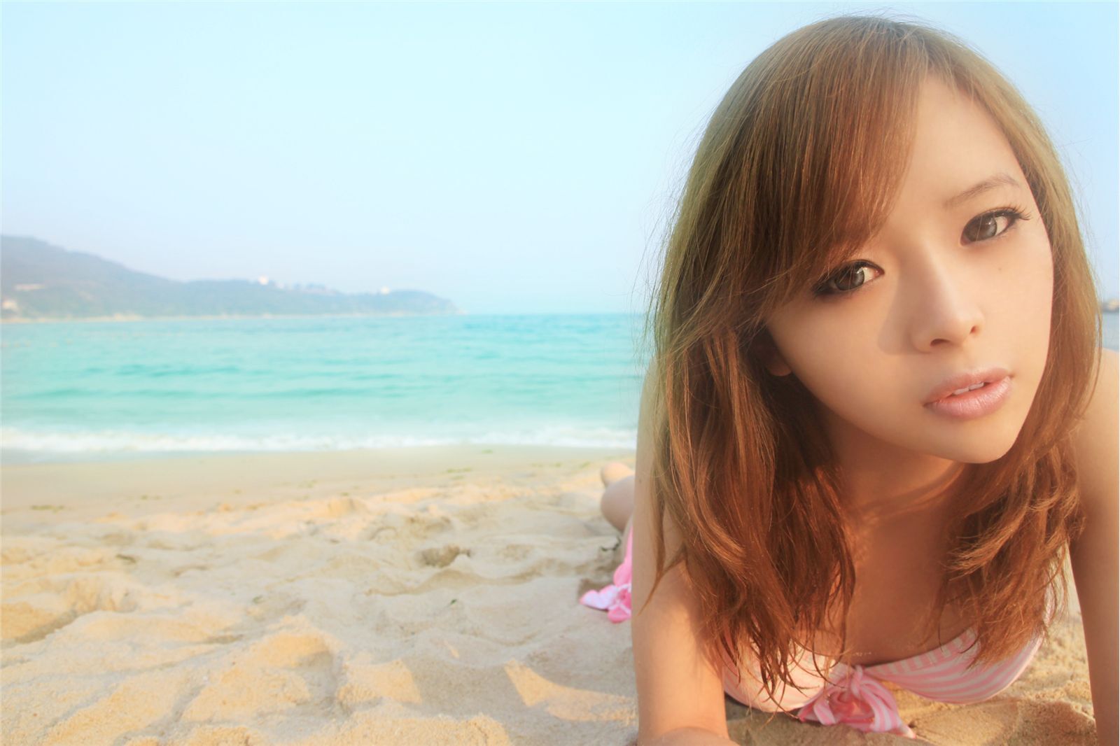 90后氧气女生裴紫绮沙滩比尼写真　北京美女艺人高清写真