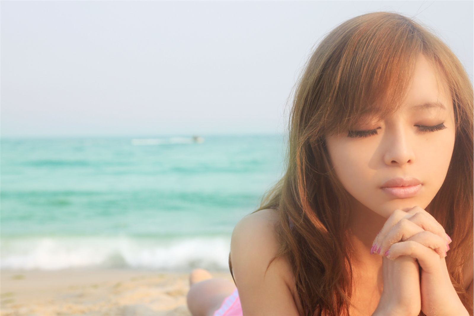 90后氧气女生裴紫绮沙滩比尼写真　北京美女艺人高清写真