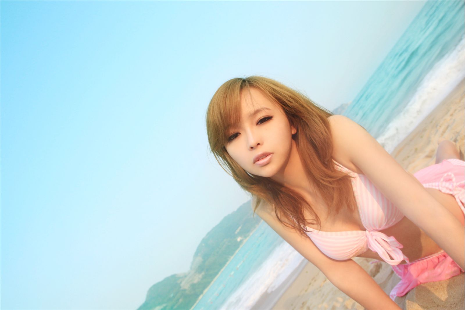 90后氧气女生裴紫绮沙滩比尼写真　北京美女艺人高清写真