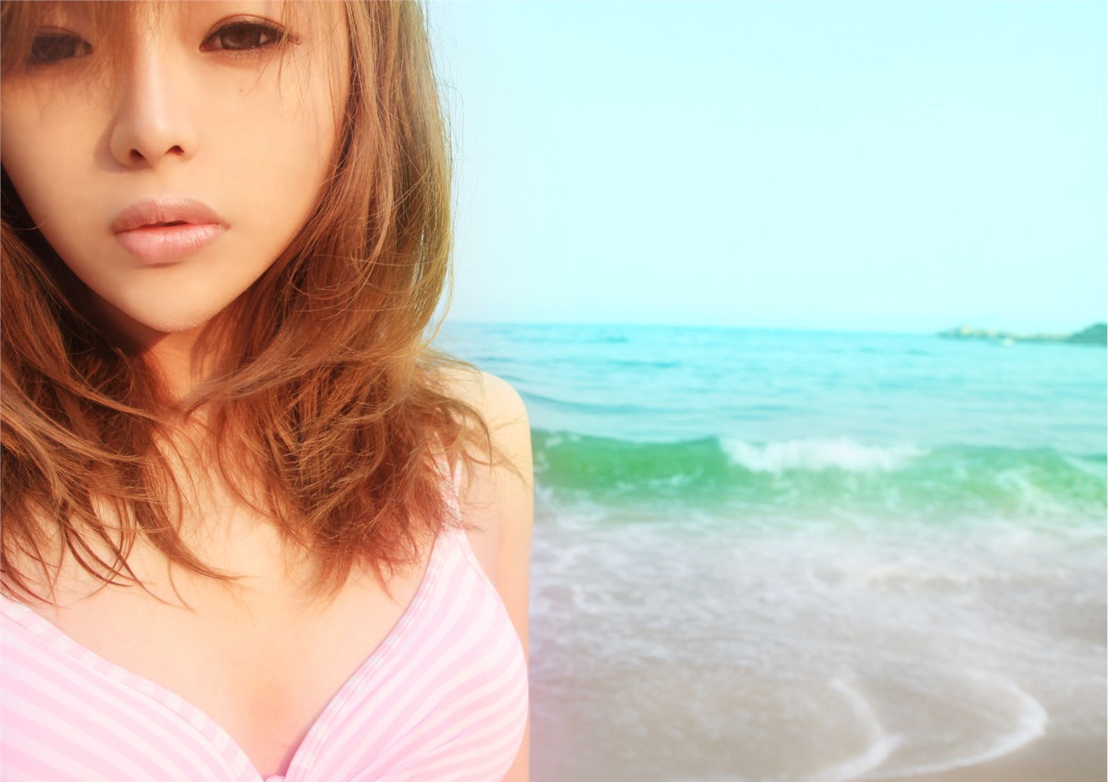 90后氧气女生裴紫绮沙滩比尼写真　北京美女艺人高清写真