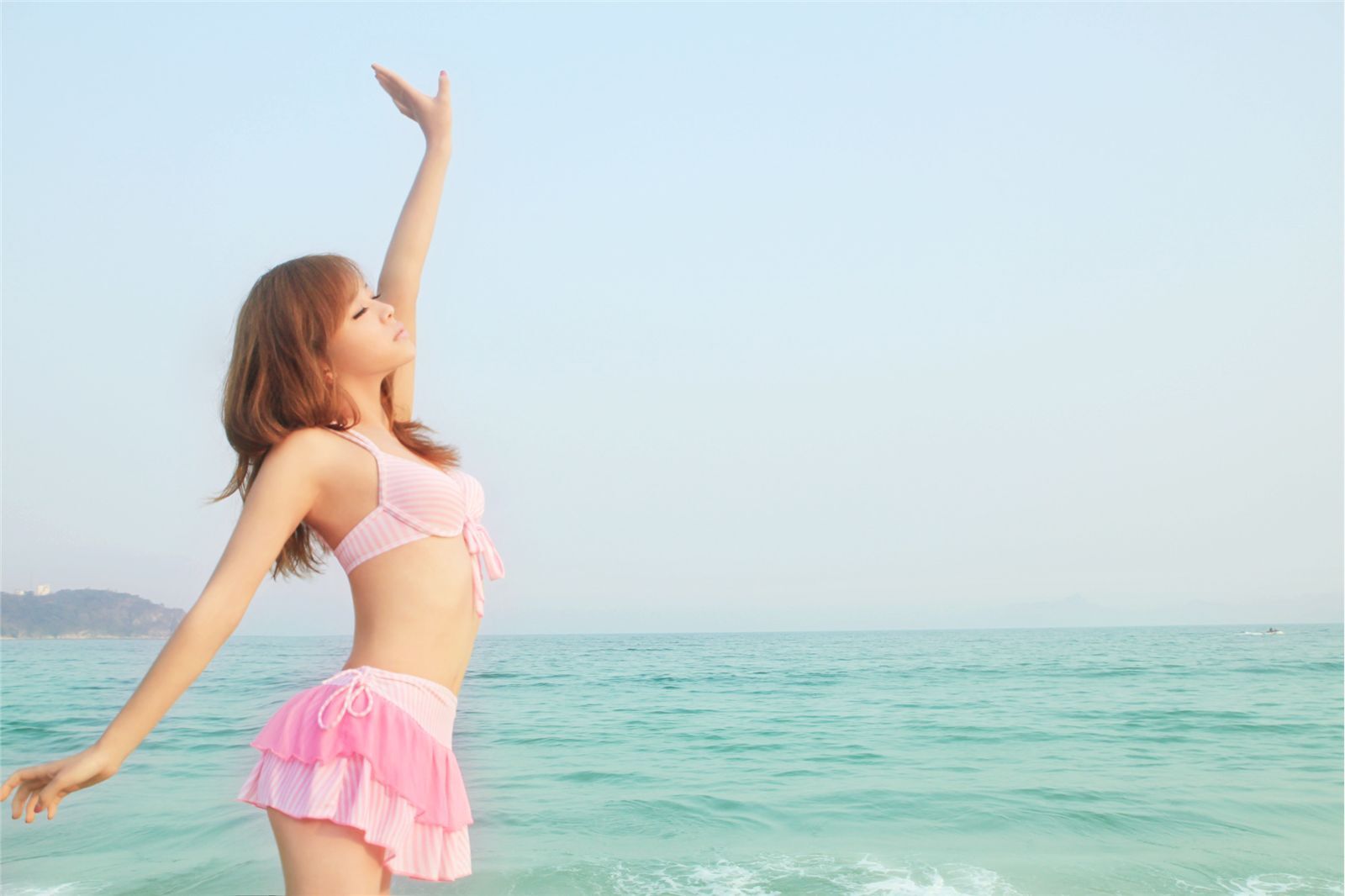 90后氧气女生裴紫绮沙滩比尼写真　北京美女艺人高清写真