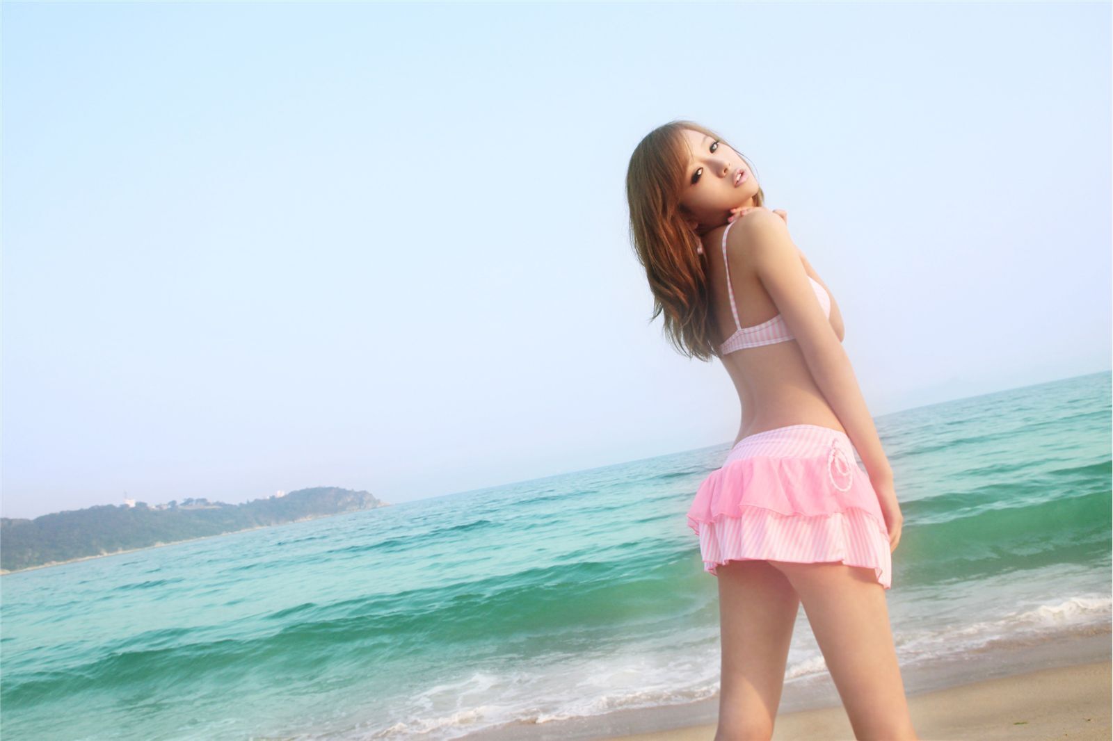 90后氧气女生裴紫绮沙滩比尼写真　北京美女艺人高清写真