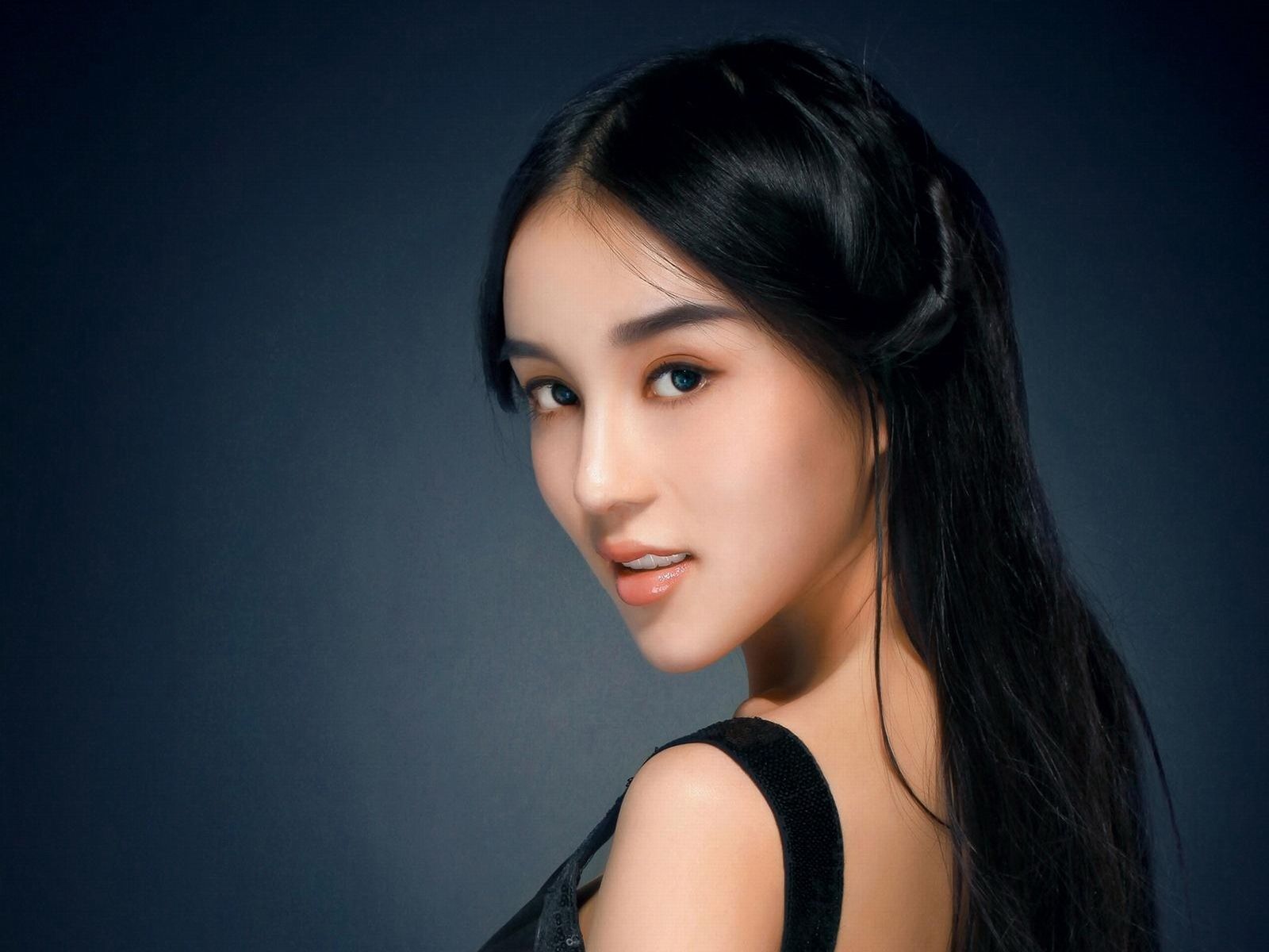 石一伊 网络第一混血美女平面模特