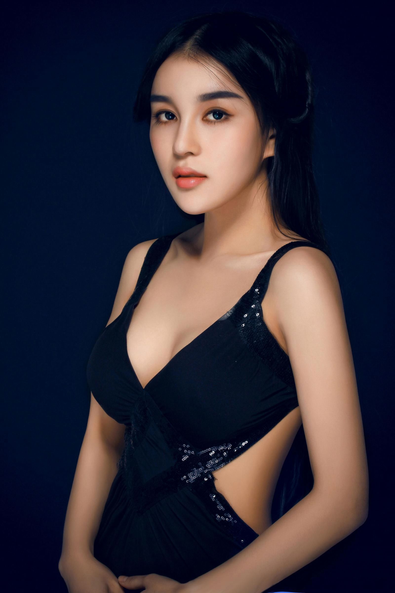 石一伊 网络第一混血美女平面模特