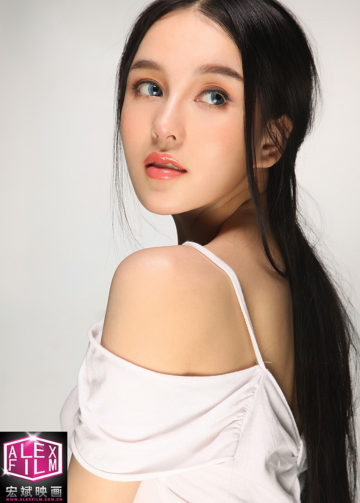 石一伊 网络第一混血美女平面模特