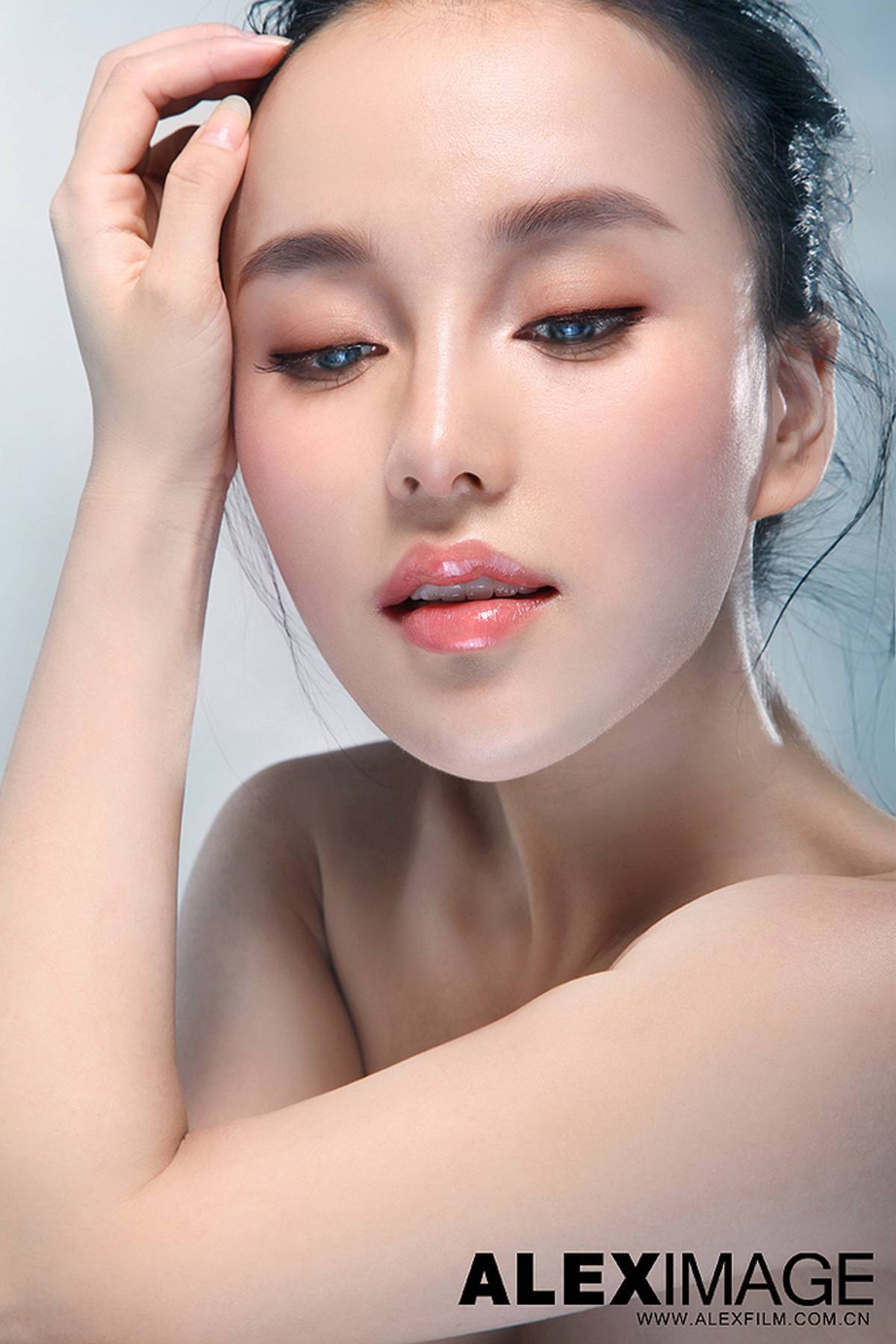 石一伊 网络第一混血美女平面模特