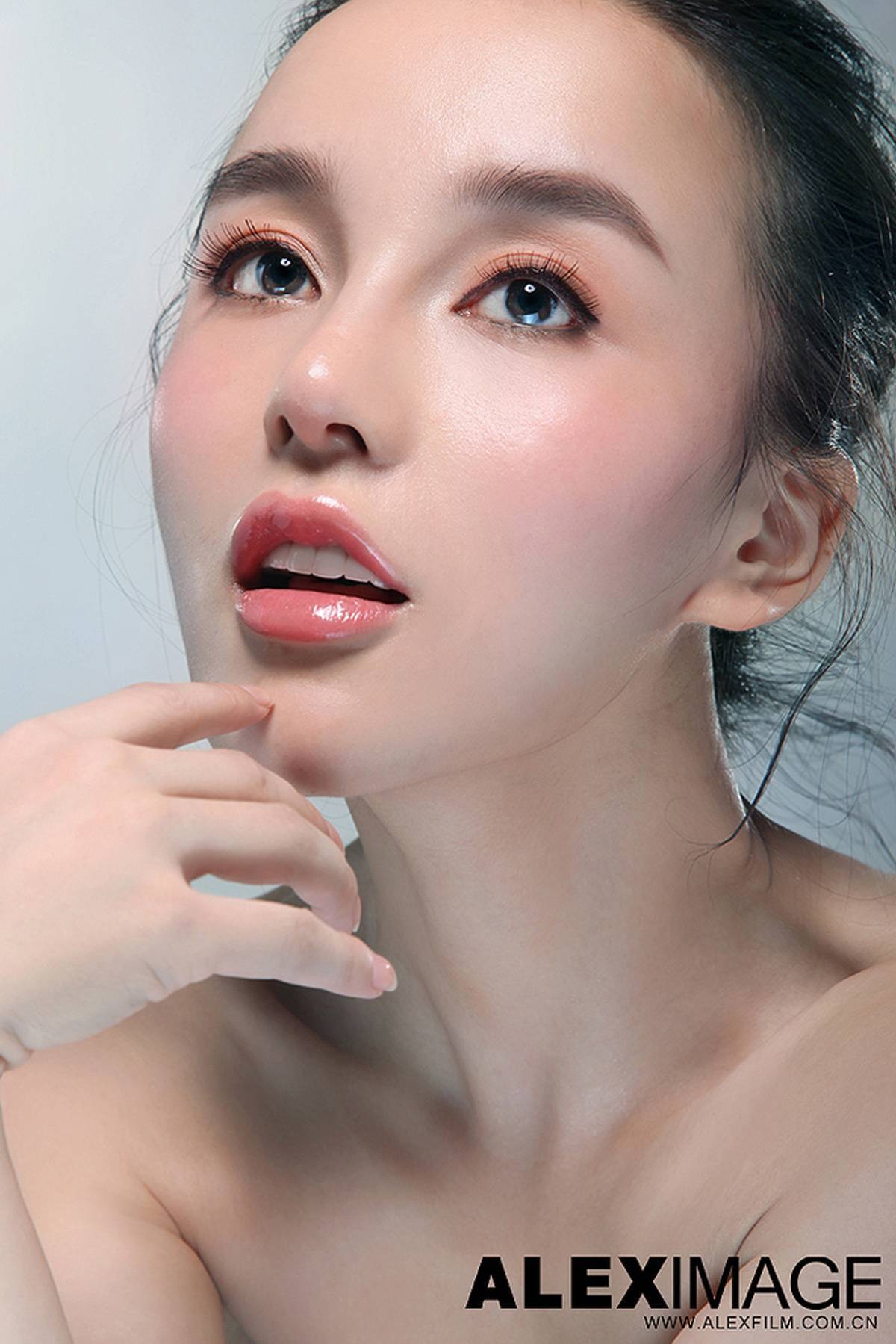 石一伊 网络第一混血美女平面模特