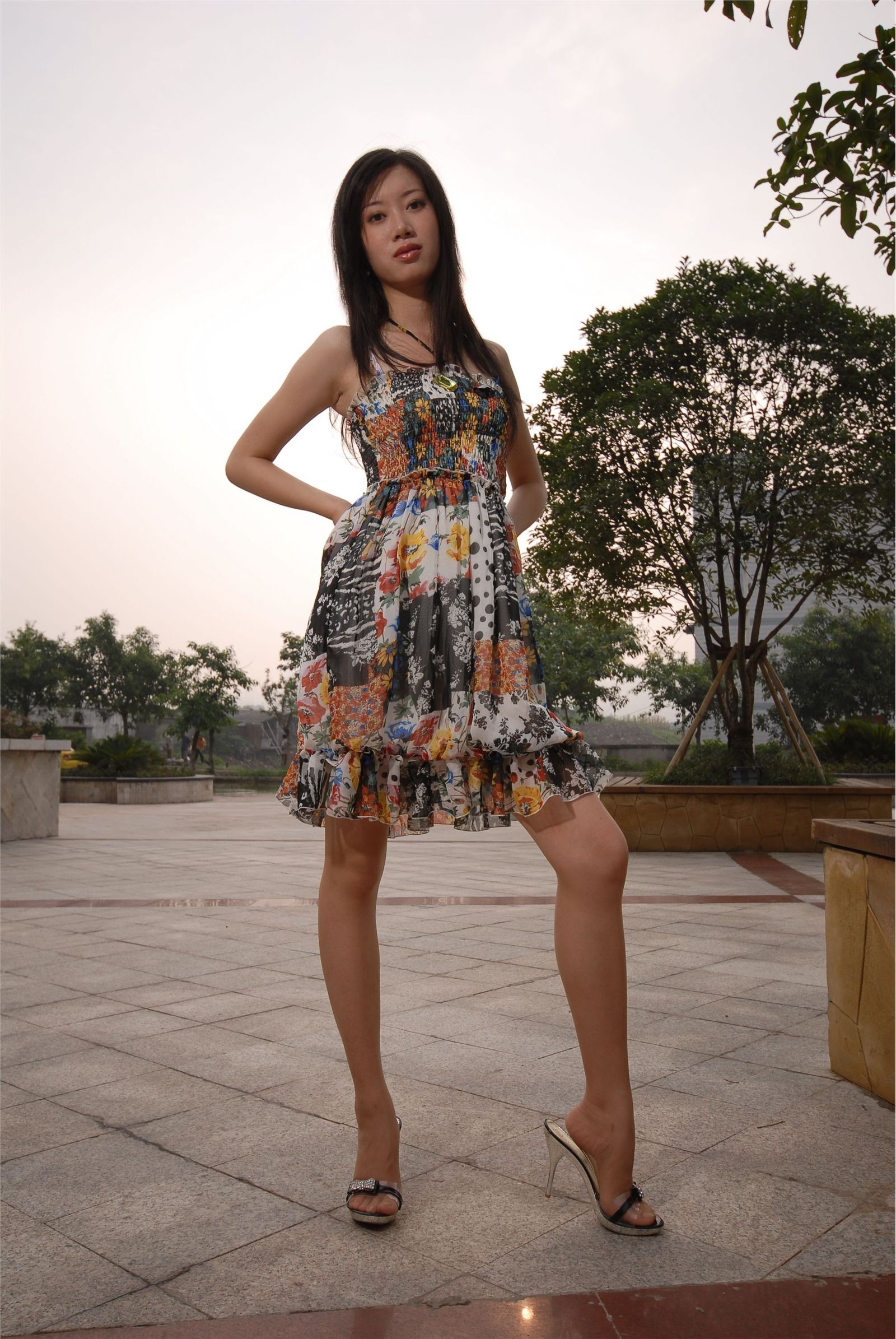 外景蔚蓝丝袜高跟 美腿模特高清