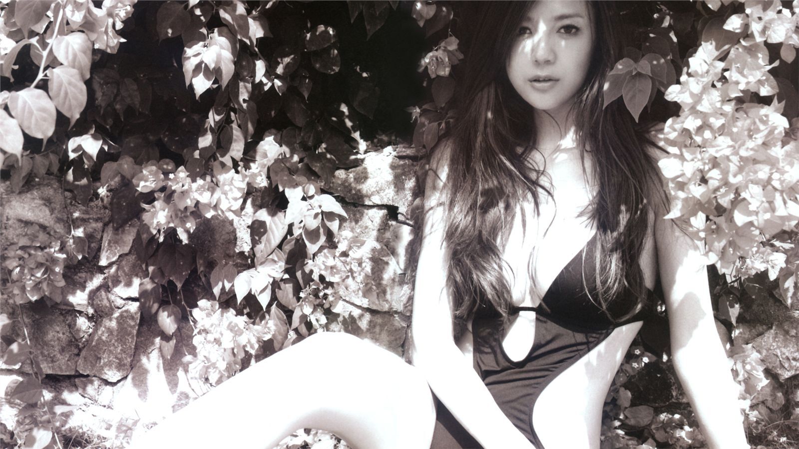 超级模特周韦彤尽显妩媚风情