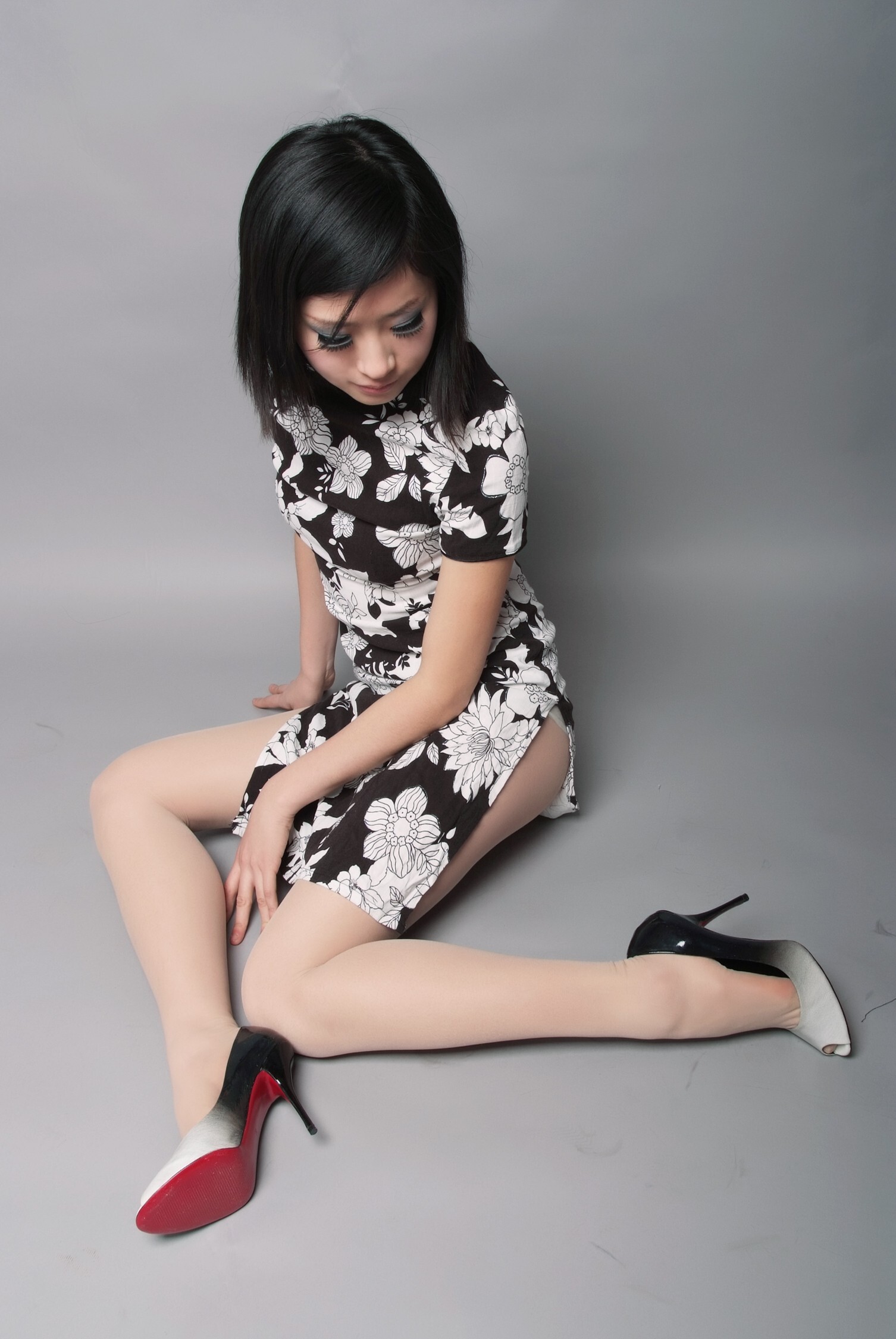 珊珊 白衣天使 晴天 白花旗袍 雪儿 红发美人 小雪花黑睡衣 [拍美VIP]