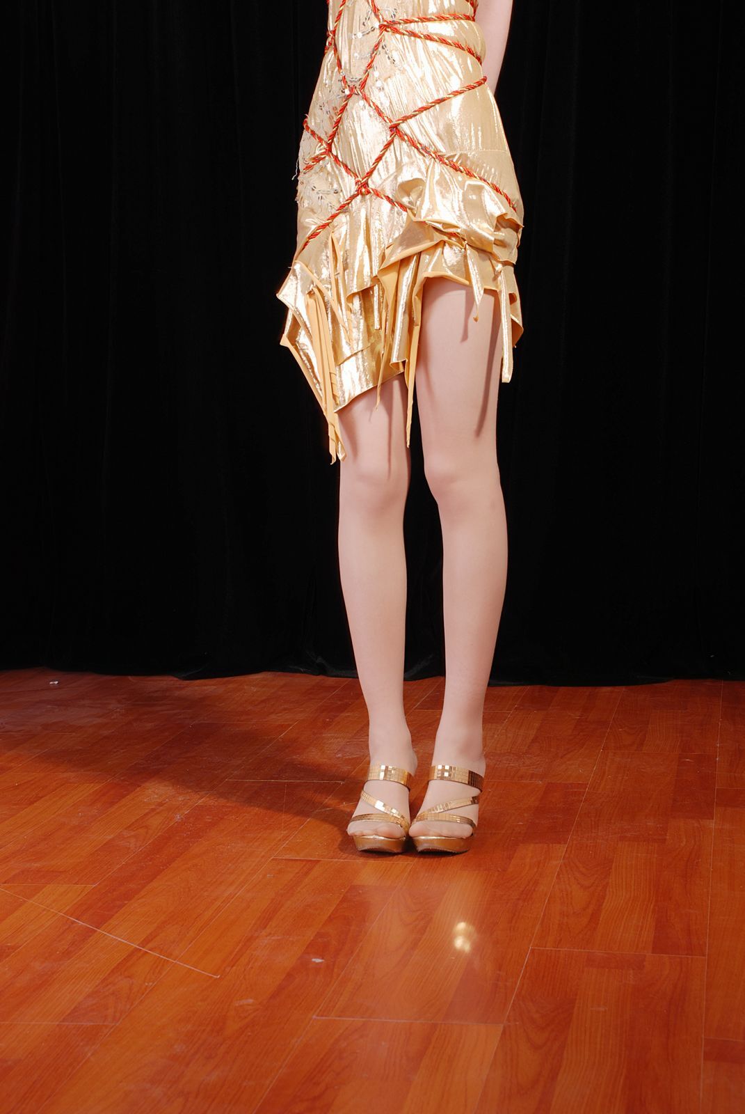 [绳艺缘] 金色诱惑模特悦彤