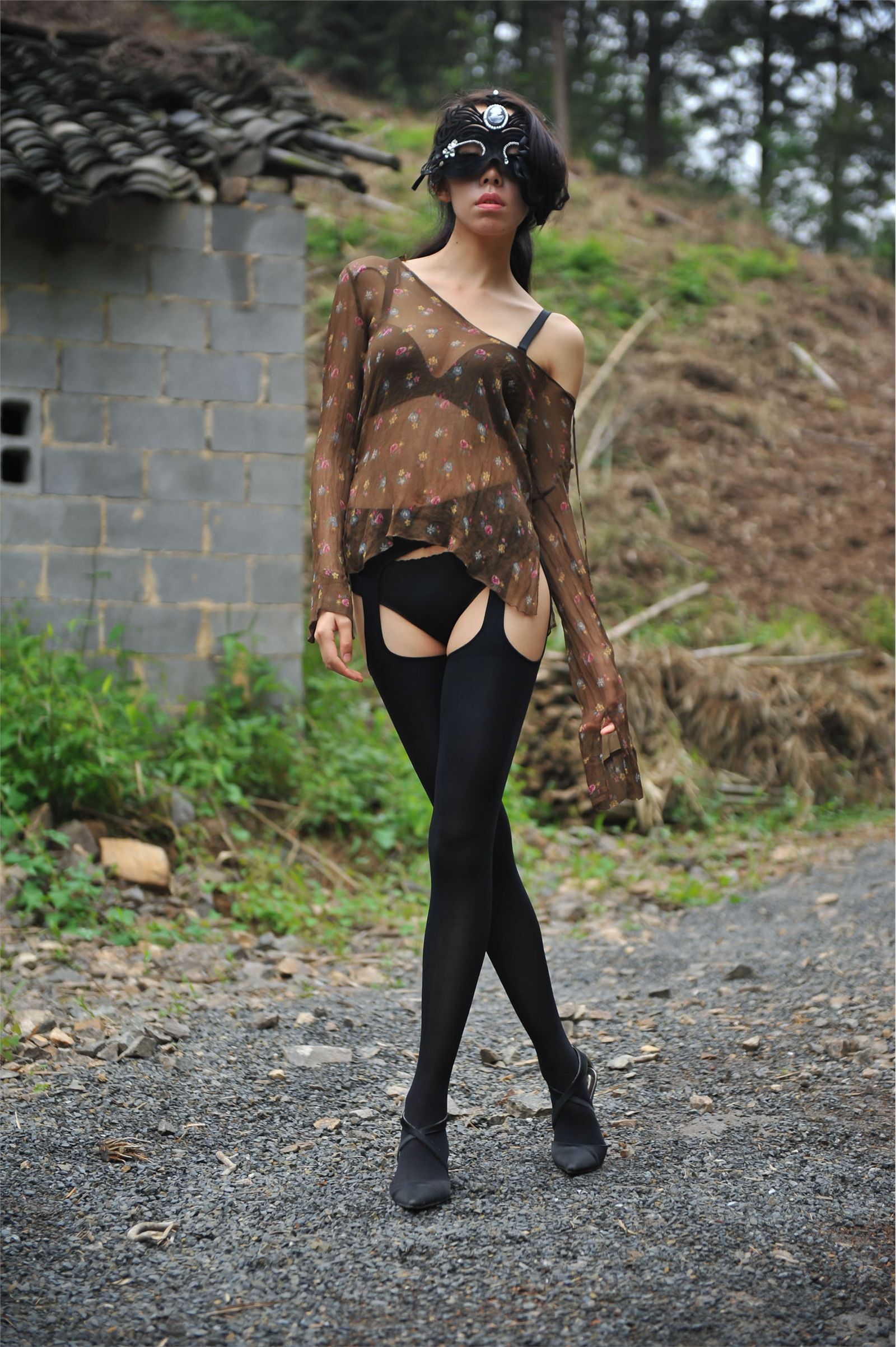 [丝间舞] Vip NO.509  废弃旧屋前的四面镂空黑色长袜