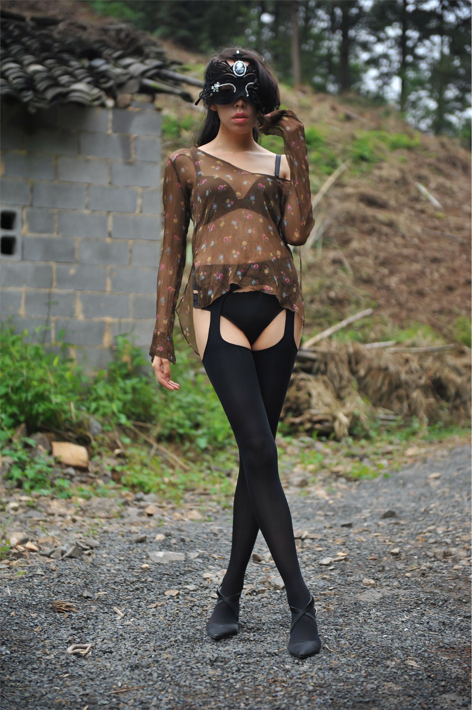 [丝间舞] Vip NO.509  废弃旧屋前的四面镂空黑色长袜