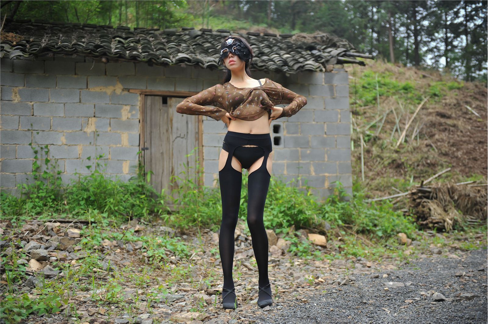 [丝间舞] Vip NO.509  废弃旧屋前的四面镂空黑色长袜