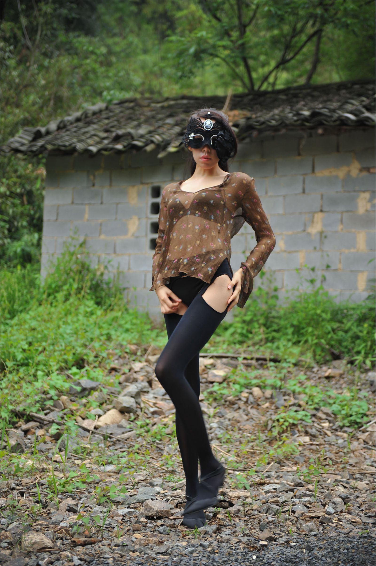 [丝间舞] Vip NO.509  废弃旧屋前的四面镂空黑色长袜