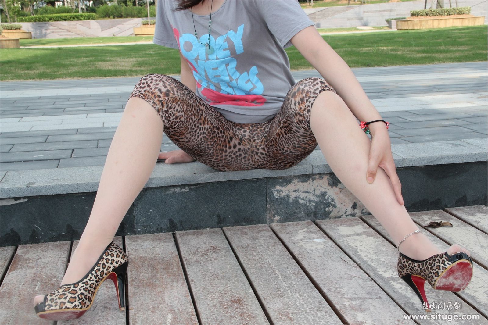 [丝图阁]最新 No.045 PingGuo 国产丝袜写真模特